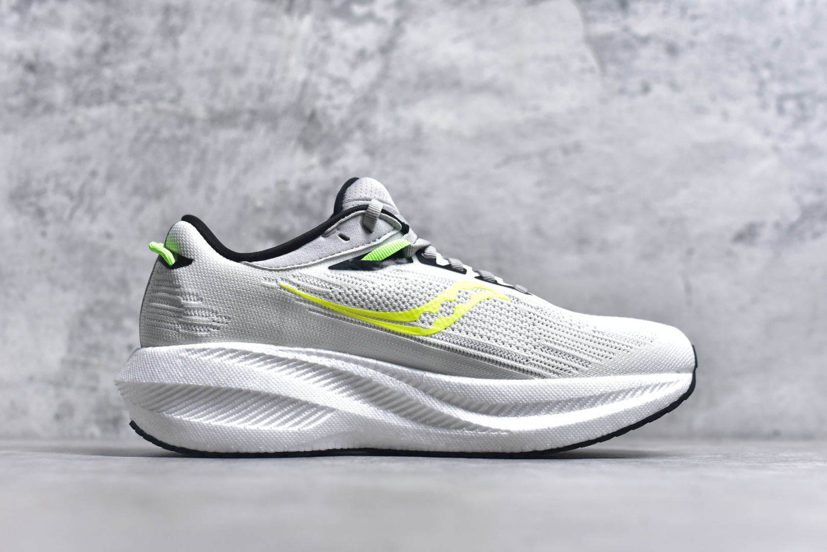 图片[3]-#Saucony Triumph 21 索康尼胜利21代旗舰级缓震型跑鞋 性能相比前几代再升级：鞋面采用全新升级的工学网设计 贴合脚部更透气 中底部分使用最新的PWRRUN+材质 搭配PWRRUN+鞋垫使中底的大幅加厚 10mm坡差进一步提供缓震、回弹性能 内底则采用了FORMFIT动态适应系统 动态契合脚型 提升包裹性和舒适性 提供更卓越的动态回馈体验 XT-900橡胶大底 可提供良好的抓地力和较强抗磨性能 尺码：36 36.5 37.5 38 38.5 39 40 40.5 41 42 42.5 43 44 44.5 45 46-选品中心