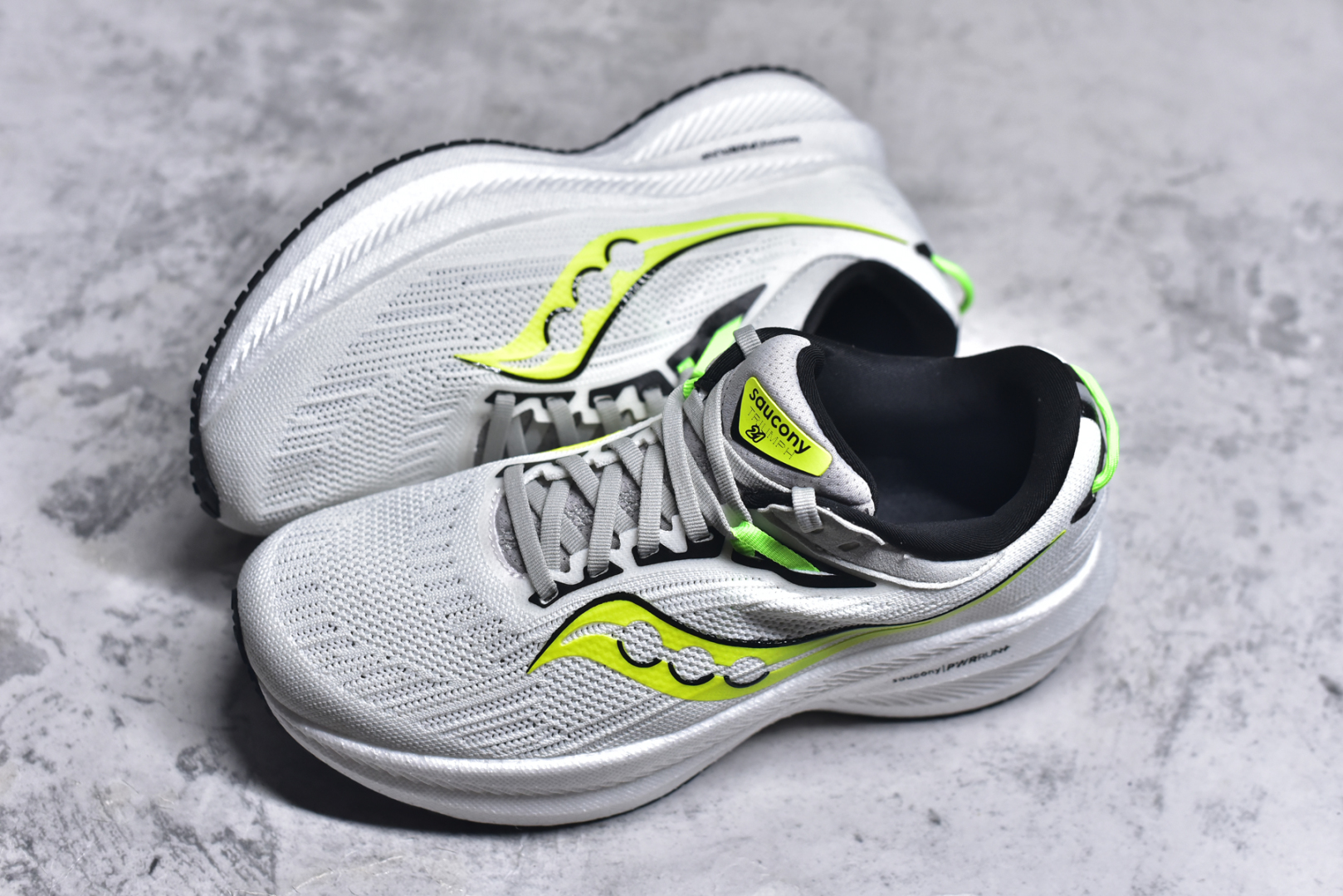 图片[7]-#Saucony Triumph 21 索康尼胜利21代旗舰级缓震型跑鞋 性能相比前几代再升级：鞋面采用全新升级的工学网设计 贴合脚部更透气 中底部分使用最新的PWRRUN+材质 搭配PWRRUN+鞋垫使中底的大幅加厚 10mm坡差进一步提供缓震、回弹性能 内底则采用了FORMFIT动态适应系统 动态契合脚型 提升包裹性和舒适性 提供更卓越的动态回馈体验 XT-900橡胶大底 可提供良好的抓地力和较强抗磨性能 尺码：36 36.5 37.5 38 38.5 39 40 40.5 41 42 42.5 43 44 44.5 45 46-选品中心