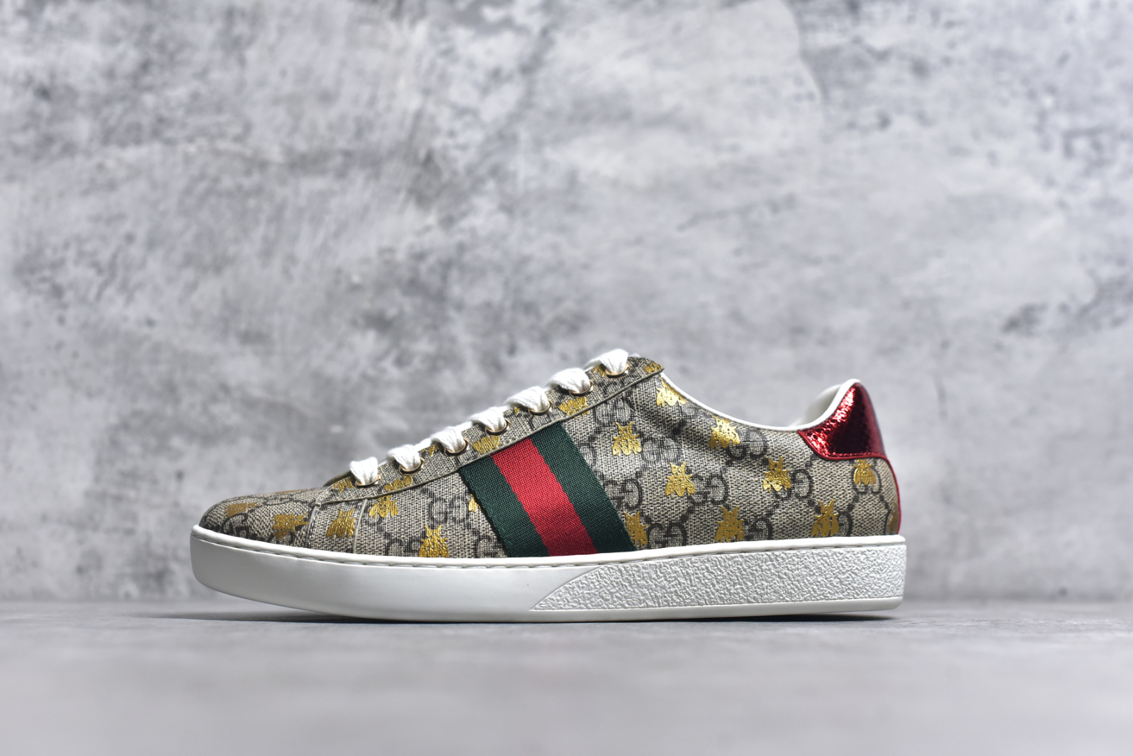 #Gucci Ace小白鞋系列 升级官方最新2023全套专柜星座配件及包装物 外盒标嵌入核心防伪芯片装置及鞋子支持NFC感应读取#附送鞋舌仿试穿环保纸垫#采用丝绸头层小牛皮鞋面及头层蛇皮纹后套饰片#超软皮内里灌注缓震PU脚垫#高工艺无缝细空胶技术#贴楦误差0.05mm,鞋底采用固特异内外锁死工艺#外置TPU防变形色块耐磨橡胶外底 完美融合复古元素与街头潮流！意大利奢侈品牌-古驰Gucci 1970 ACE Low Sneaker 系列低帮复古百搭休闲运动小白板鞋“皮革绿红电绣蜜蜂星星” 尺码：35 36 37 38 39 40 41 42 43 44 45-选品中心