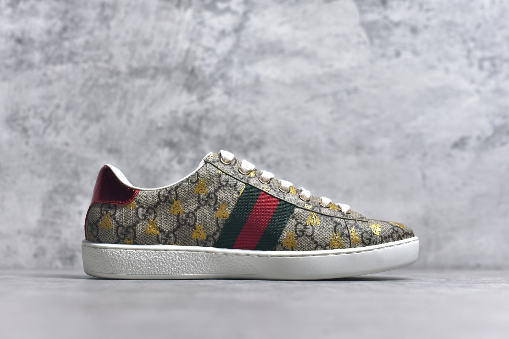 图片[3]-#Gucci Ace小白鞋系列 升级官方最新2023全套专柜星座配件及包装物 外盒标嵌入核心防伪芯片装置及鞋子支持NFC感应读取#附送鞋舌仿试穿环保纸垫#采用丝绸头层小牛皮鞋面及头层蛇皮纹后套饰片#超软皮内里灌注缓震PU脚垫#高工艺无缝细空胶技术#贴楦误差0.05mm,鞋底采用固特异内外锁死工艺#外置TPU防变形色块耐磨橡胶外底 完美融合复古元素与街头潮流！意大利奢侈品牌-古驰Gucci 1970 ACE Low Sneaker 系列低帮复古百搭休闲运动小白板鞋“皮革绿红电绣蜜蜂星星” 尺码：35 36 37 38 39 40 41 42 43 44 45-选品中心