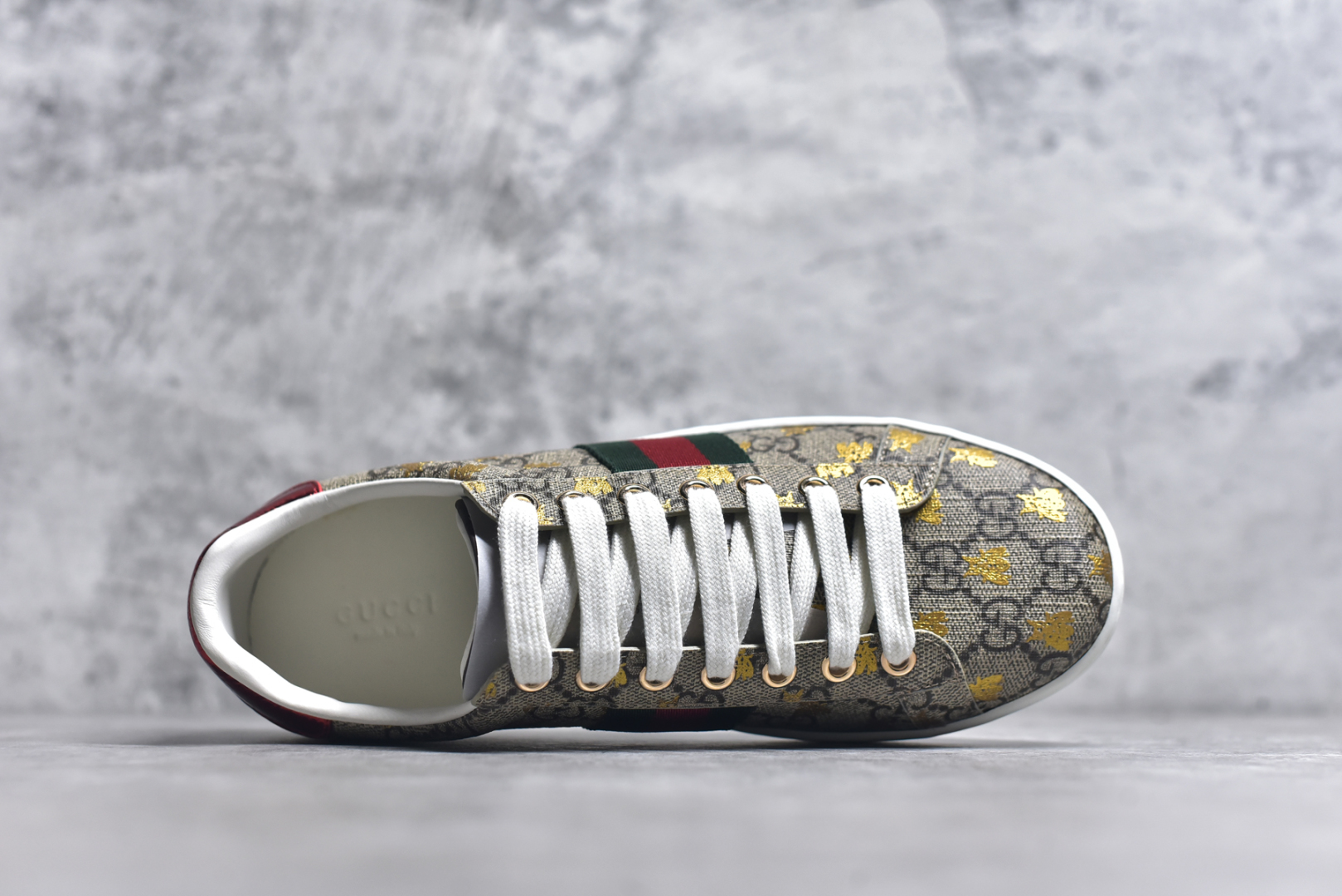 图片[4]-#Gucci Ace小白鞋系列 升级官方最新2023全套专柜星座配件及包装物 外盒标嵌入核心防伪芯片装置及鞋子支持NFC感应读取#附送鞋舌仿试穿环保纸垫#采用丝绸头层小牛皮鞋面及头层蛇皮纹后套饰片#超软皮内里灌注缓震PU脚垫#高工艺无缝细空胶技术#贴楦误差0.05mm,鞋底采用固特异内外锁死工艺#外置TPU防变形色块耐磨橡胶外底 完美融合复古元素与街头潮流！意大利奢侈品牌-古驰Gucci 1970 ACE Low Sneaker 系列低帮复古百搭休闲运动小白板鞋“皮革绿红电绣蜜蜂星星” 尺码：35 36 37 38 39 40 41 42 43 44 45-选品中心
