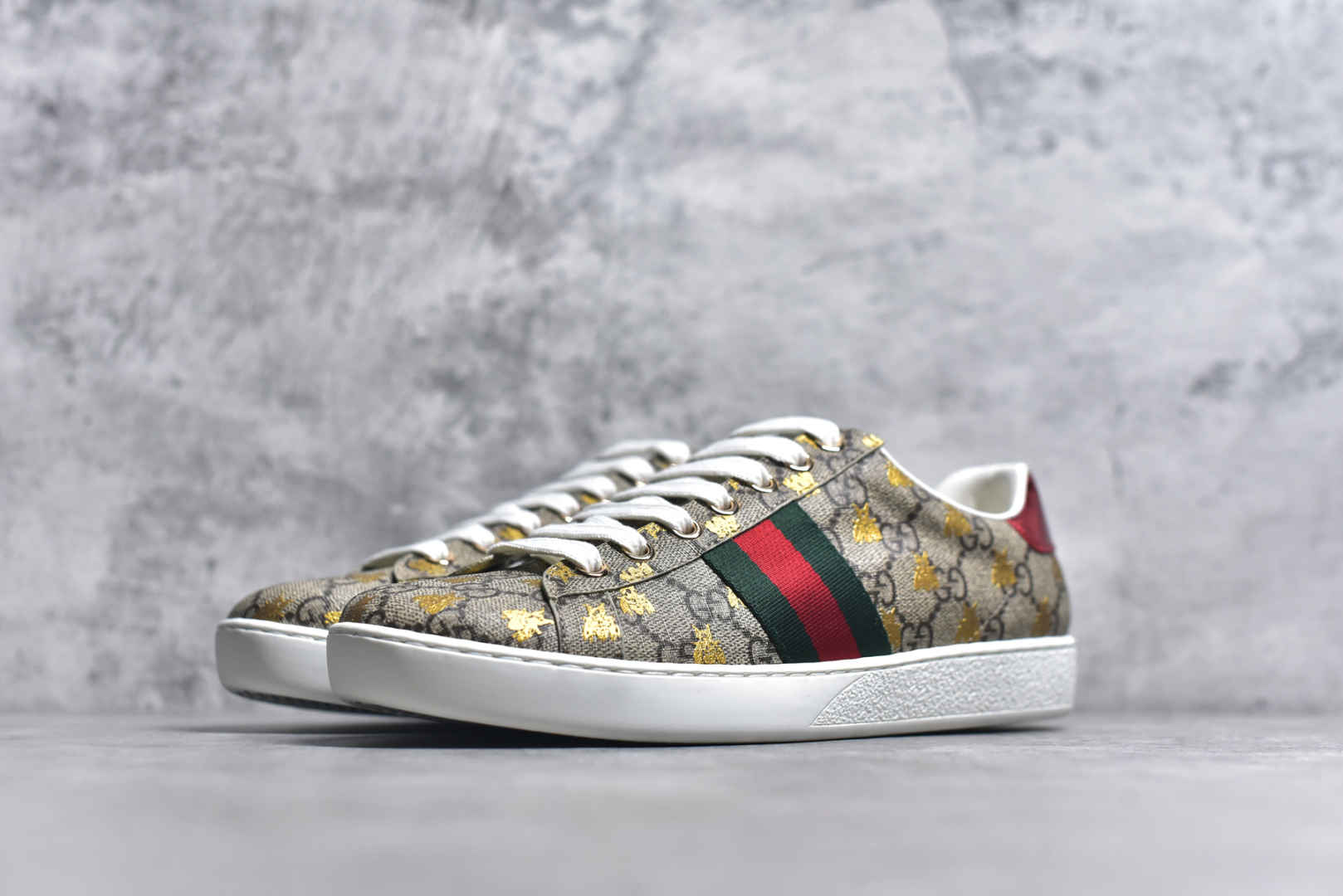 图片[2]-#Gucci Ace小白鞋系列 升级官方最新2023全套专柜星座配件及包装物 外盒标嵌入核心防伪芯片装置及鞋子支持NFC感应读取#附送鞋舌仿试穿环保纸垫#采用丝绸头层小牛皮鞋面及头层蛇皮纹后套饰片#超软皮内里灌注缓震PU脚垫#高工艺无缝细空胶技术#贴楦误差0.05mm,鞋底采用固特异内外锁死工艺#外置TPU防变形色块耐磨橡胶外底 完美融合复古元素与街头潮流！意大利奢侈品牌-古驰Gucci 1970 ACE Low Sneaker 系列低帮复古百搭休闲运动小白板鞋“皮革绿红电绣蜜蜂星星” 尺码：35 36 37 38 39 40 41 42 43 44 45-选品中心