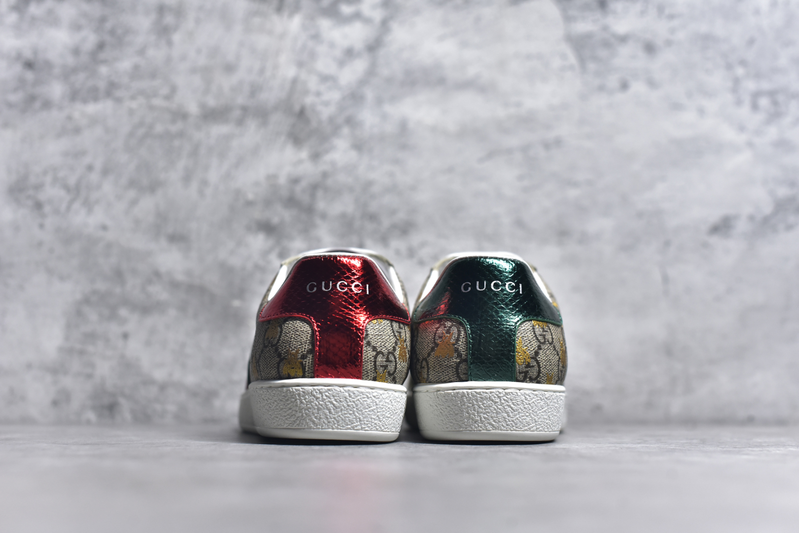图片[5]-#Gucci Ace小白鞋系列 升级官方最新2023全套专柜星座配件及包装物 外盒标嵌入核心防伪芯片装置及鞋子支持NFC感应读取#附送鞋舌仿试穿环保纸垫#采用丝绸头层小牛皮鞋面及头层蛇皮纹后套饰片#超软皮内里灌注缓震PU脚垫#高工艺无缝细空胶技术#贴楦误差0.05mm,鞋底采用固特异内外锁死工艺#外置TPU防变形色块耐磨橡胶外底 完美融合复古元素与街头潮流！意大利奢侈品牌-古驰Gucci 1970 ACE Low Sneaker 系列低帮复古百搭休闲运动小白板鞋“皮革绿红电绣蜜蜂星星” 尺码：35 36 37 38 39 40 41 42 43 44 45-选品中心
