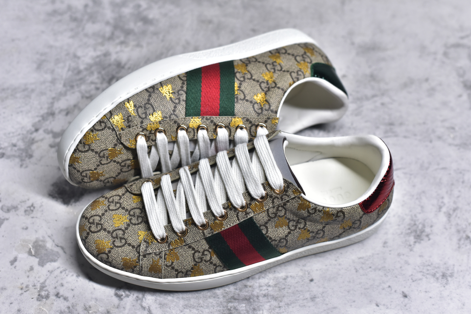 图片[7]-#Gucci Ace小白鞋系列 升级官方最新2023全套专柜星座配件及包装物 外盒标嵌入核心防伪芯片装置及鞋子支持NFC感应读取#附送鞋舌仿试穿环保纸垫#采用丝绸头层小牛皮鞋面及头层蛇皮纹后套饰片#超软皮内里灌注缓震PU脚垫#高工艺无缝细空胶技术#贴楦误差0.05mm,鞋底采用固特异内外锁死工艺#外置TPU防变形色块耐磨橡胶外底 完美融合复古元素与街头潮流！意大利奢侈品牌-古驰Gucci 1970 ACE Low Sneaker 系列低帮复古百搭休闲运动小白板鞋“皮革绿红电绣蜜蜂星星” 尺码：35 36 37 38 39 40 41 42 43 44 45-选品中心
