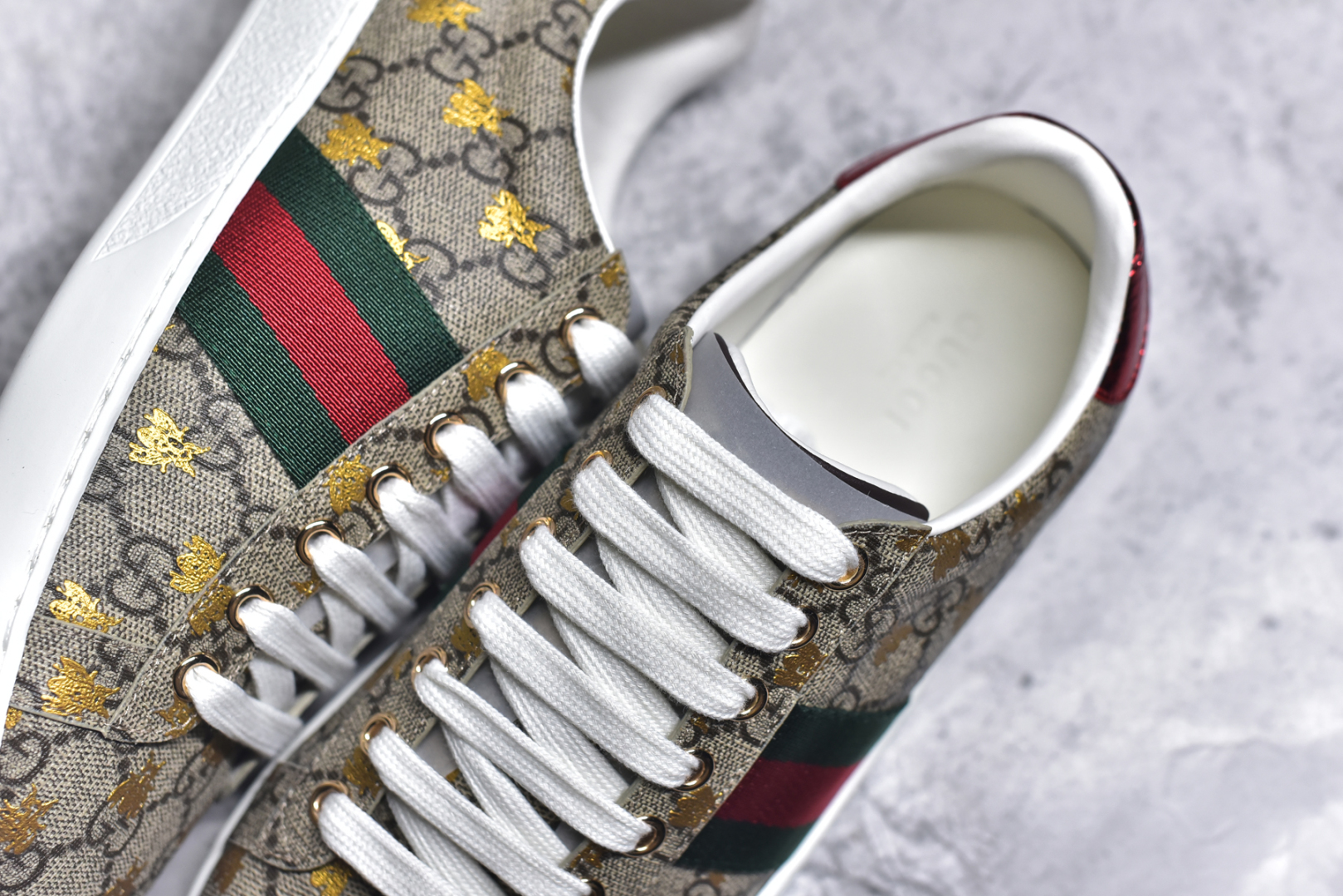 图片[9]-#Gucci Ace小白鞋系列 升级官方最新2023全套专柜星座配件及包装物 外盒标嵌入核心防伪芯片装置及鞋子支持NFC感应读取#附送鞋舌仿试穿环保纸垫#采用丝绸头层小牛皮鞋面及头层蛇皮纹后套饰片#超软皮内里灌注缓震PU脚垫#高工艺无缝细空胶技术#贴楦误差0.05mm,鞋底采用固特异内外锁死工艺#外置TPU防变形色块耐磨橡胶外底 完美融合复古元素与街头潮流！意大利奢侈品牌-古驰Gucci 1970 ACE Low Sneaker 系列低帮复古百搭休闲运动小白板鞋“皮革绿红电绣蜜蜂星星” 尺码：35 36 37 38 39 40 41 42 43 44 45-选品中心