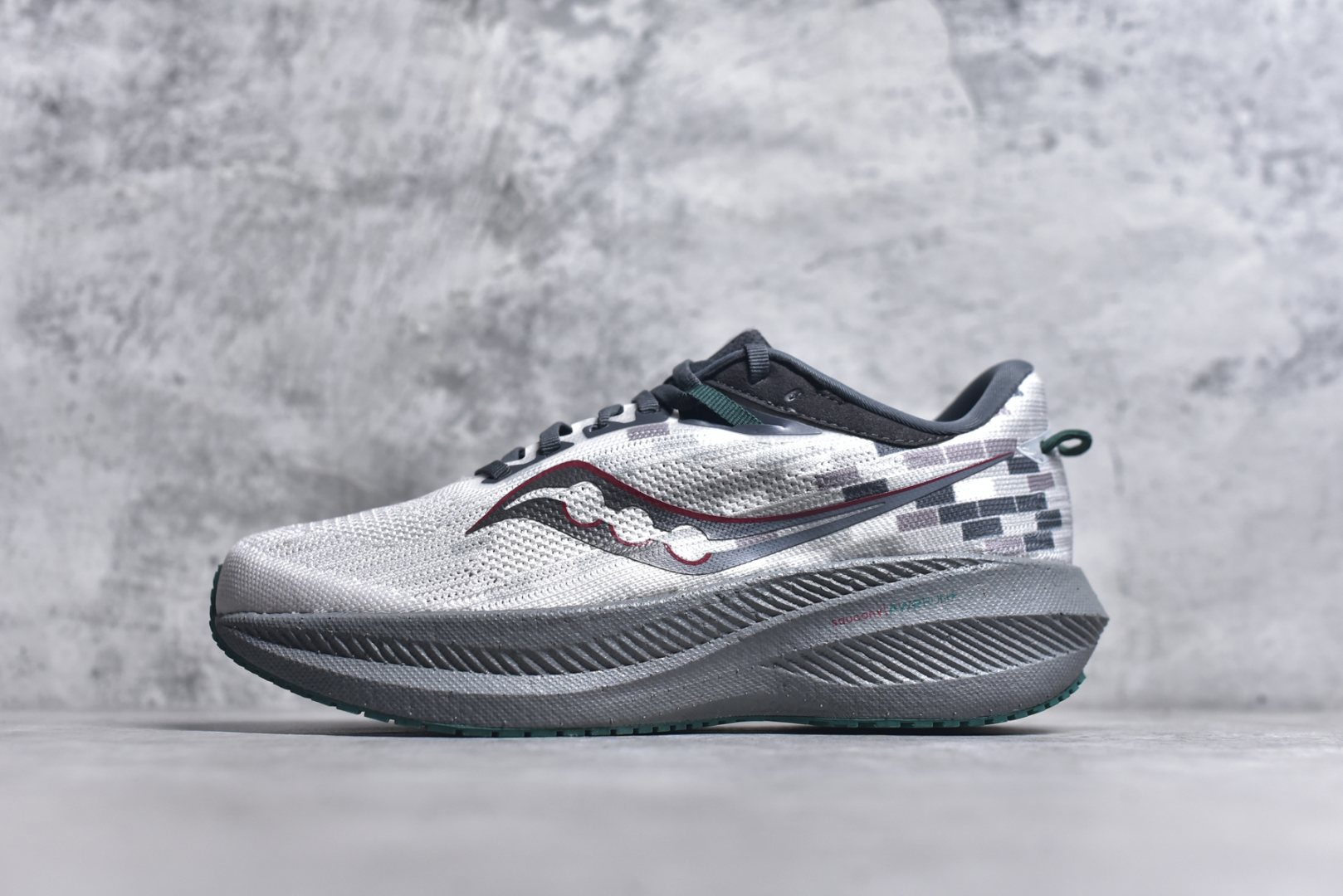 #Saucony Triumph 21 索康尼胜利21代旗舰级缓震型跑鞋 性能相比前几代再升级：鞋面采用全新升级的工学网设计 贴合脚部更透气 中底部分使用最新的PWRRUN+材质 搭配PWRRUN+鞋垫使中底的大幅加厚 10mm坡差进一步提供缓震、回弹性能 内底则采用了FORMFIT动态适应系统 动态契合脚型 提升包裹性和舒适性 提供更卓越的动态回馈体验 XT-900橡胶大底 可提供良好的抓地力和较强抗磨性能 尺码：36 36.5 37.5 38 38.5 39 40 40.5 41 42 42.5 43 44 44.5 45 46-选品中心