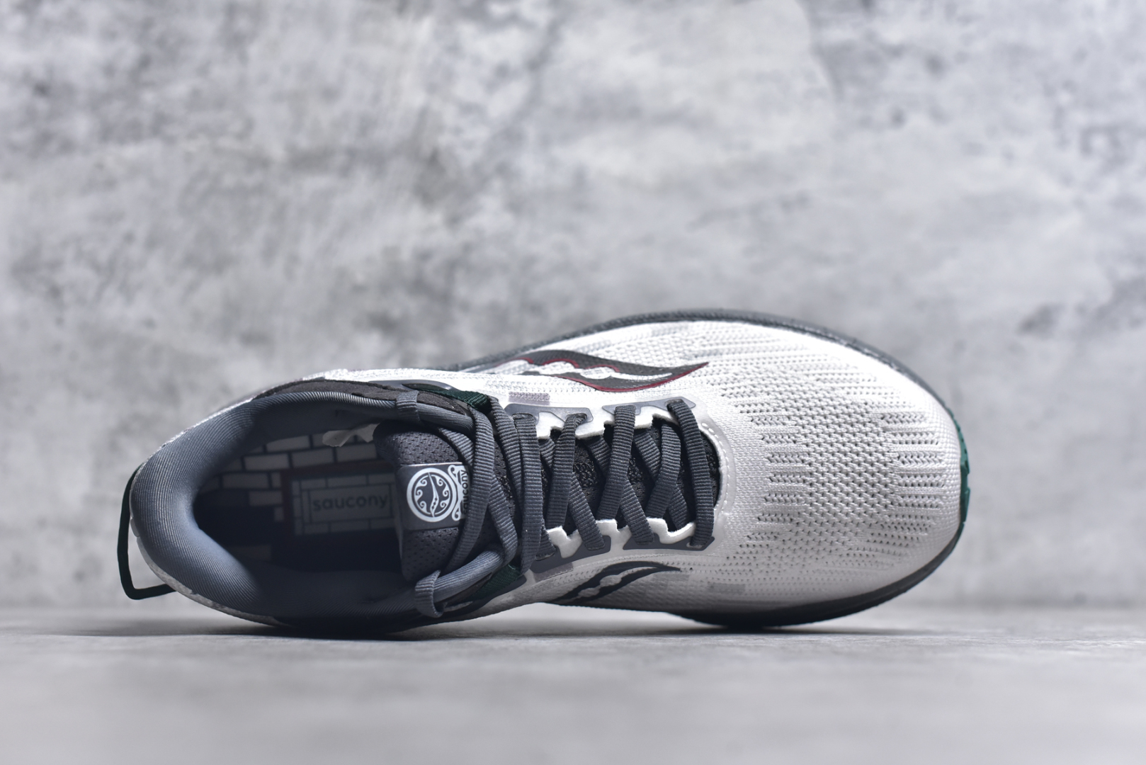 图片[4]-#Saucony Triumph 21 索康尼胜利21代旗舰级缓震型跑鞋 性能相比前几代再升级：鞋面采用全新升级的工学网设计 贴合脚部更透气 中底部分使用最新的PWRRUN+材质 搭配PWRRUN+鞋垫使中底的大幅加厚 10mm坡差进一步提供缓震、回弹性能 内底则采用了FORMFIT动态适应系统 动态契合脚型 提升包裹性和舒适性 提供更卓越的动态回馈体验 XT-900橡胶大底 可提供良好的抓地力和较强抗磨性能 尺码：36 36.5 37.5 38 38.5 39 40 40.5 41 42 42.5 43 44 44.5 45 46-选品中心