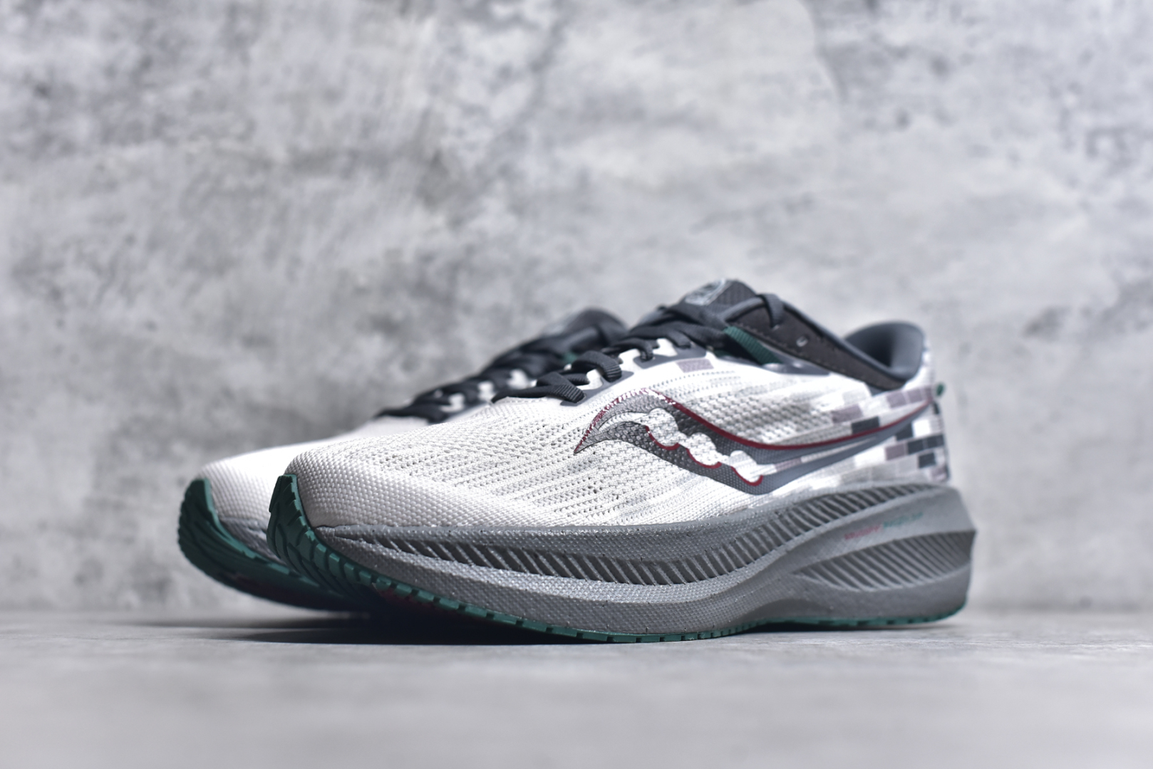 图片[2]-#Saucony Triumph 21 索康尼胜利21代旗舰级缓震型跑鞋 性能相比前几代再升级：鞋面采用全新升级的工学网设计 贴合脚部更透气 中底部分使用最新的PWRRUN+材质 搭配PWRRUN+鞋垫使中底的大幅加厚 10mm坡差进一步提供缓震、回弹性能 内底则采用了FORMFIT动态适应系统 动态契合脚型 提升包裹性和舒适性 提供更卓越的动态回馈体验 XT-900橡胶大底 可提供良好的抓地力和较强抗磨性能 尺码：36 36.5 37.5 38 38.5 39 40 40.5 41 42 42.5 43 44 44.5 45 46-选品中心