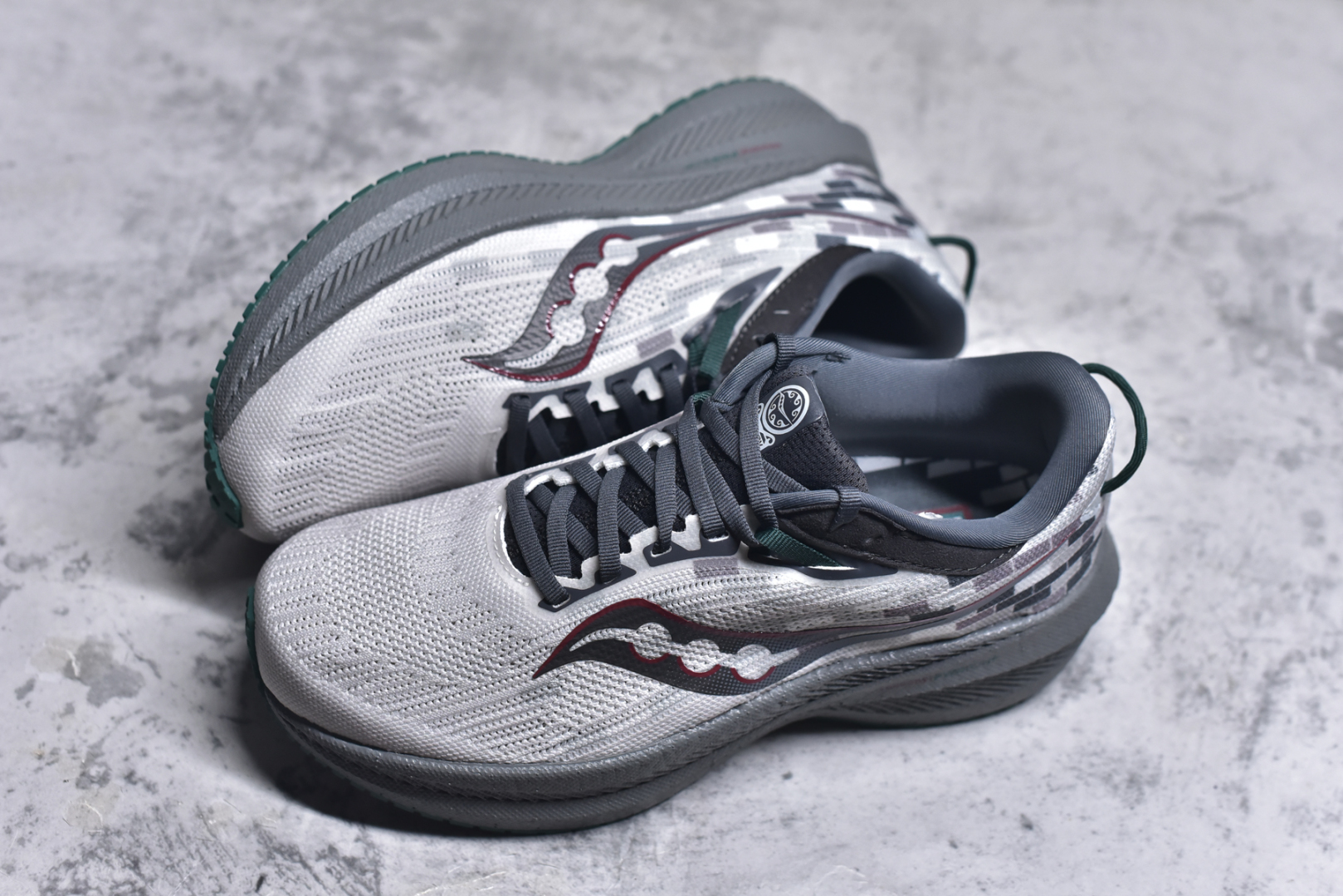 图片[7]-#Saucony Triumph 21 索康尼胜利21代旗舰级缓震型跑鞋 性能相比前几代再升级：鞋面采用全新升级的工学网设计 贴合脚部更透气 中底部分使用最新的PWRRUN+材质 搭配PWRRUN+鞋垫使中底的大幅加厚 10mm坡差进一步提供缓震、回弹性能 内底则采用了FORMFIT动态适应系统 动态契合脚型 提升包裹性和舒适性 提供更卓越的动态回馈体验 XT-900橡胶大底 可提供良好的抓地力和较强抗磨性能 尺码：36 36.5 37.5 38 38.5 39 40 40.5 41 42 42.5 43 44 44.5 45 46-选品中心