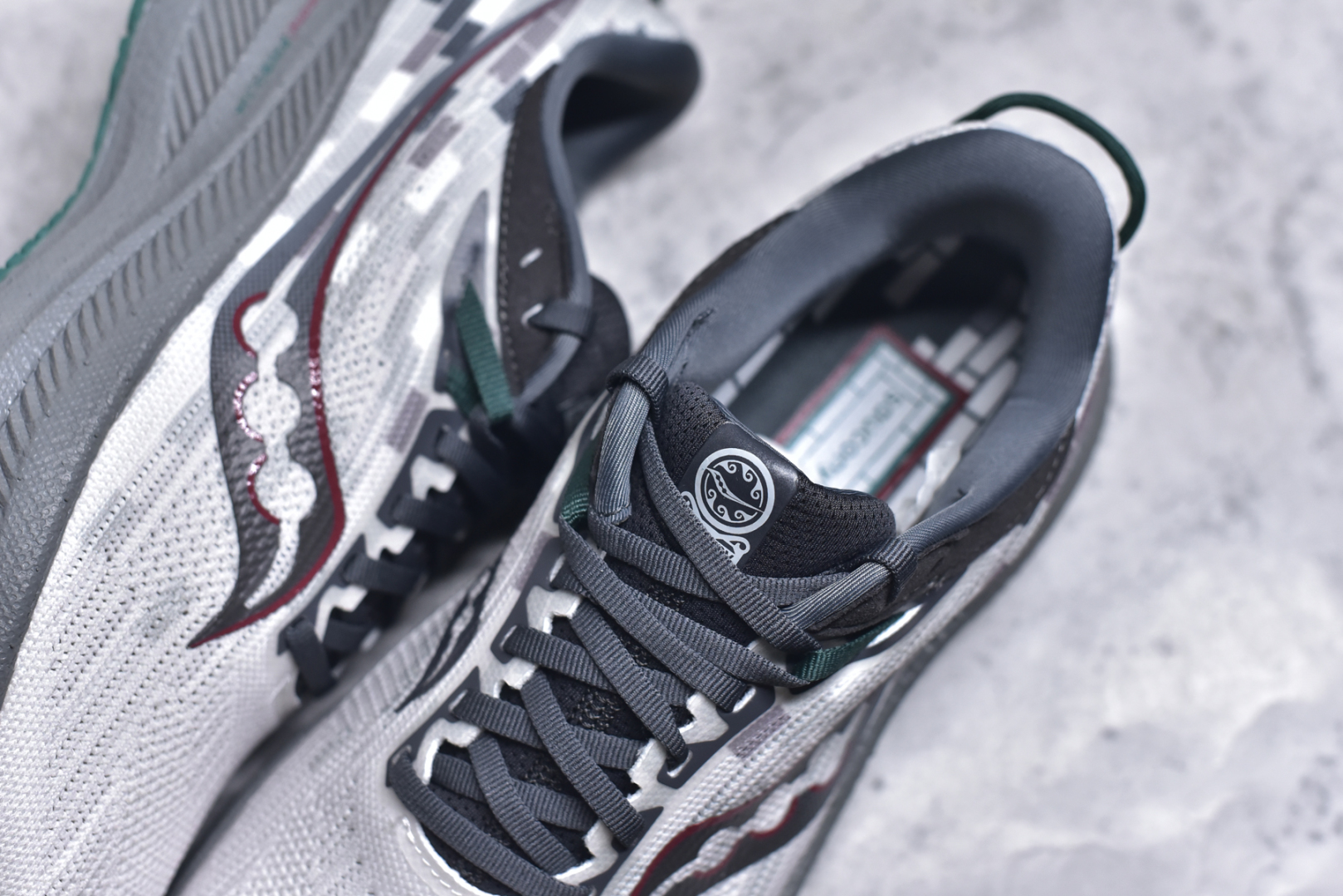 图片[9]-#Saucony Triumph 21 索康尼胜利21代旗舰级缓震型跑鞋 性能相比前几代再升级：鞋面采用全新升级的工学网设计 贴合脚部更透气 中底部分使用最新的PWRRUN+材质 搭配PWRRUN+鞋垫使中底的大幅加厚 10mm坡差进一步提供缓震、回弹性能 内底则采用了FORMFIT动态适应系统 动态契合脚型 提升包裹性和舒适性 提供更卓越的动态回馈体验 XT-900橡胶大底 可提供良好的抓地力和较强抗磨性能 尺码：36 36.5 37.5 38 38.5 39 40 40.5 41 42 42.5 43 44 44.5 45 46-选品中心