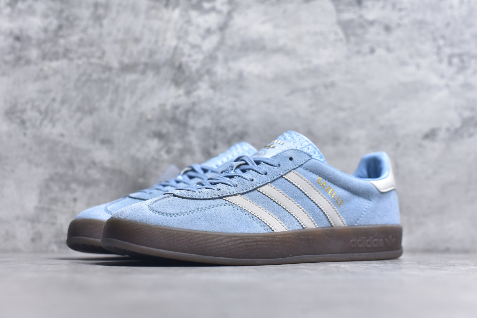 图片[2]-#AD Original Gazelle Indoor Trainers 瞪羚室内鞋系列低帮复古百搭休闲运动德训风板鞋 JI2717 高端零售特供批次 原厂定制长毛翻毛皮组合环保纤维革鞋面材质 内置环保海玻璃鞋垫 外置RB橡胶大底 产品品控稳定性领先行业 原厂全套原楦原纸板冲刀磨具开发 原厂皮料加持 原厂港宝加持定型后跟R度完美 将复古进行到底 简约流畅 三十年不变经典 这款Gazelle运动鞋 无论面料、配色、质感或设计 都只在重现其1991年原款的经典 皮革鞋面 撞色三条纹和鞋跟标的设计 力求呈现90年代的经典复古风潮 Samba火热的同时 也带动了其它的复古鞋型 Gazelle便是其中一只 Gazelle Indoor拥有包边更宽的T字型鞋头 更好的保护运动员的前掌 浓浓的复古氛围感 非常适合现在流行的Cleanfit风格 尺码：35.5 36 36⅔ 37⅓ 38 38⅔ 39⅓ 40 40⅔ 41⅓ 42 42⅔ 43⅓ 44 44⅔ 45-选品中心