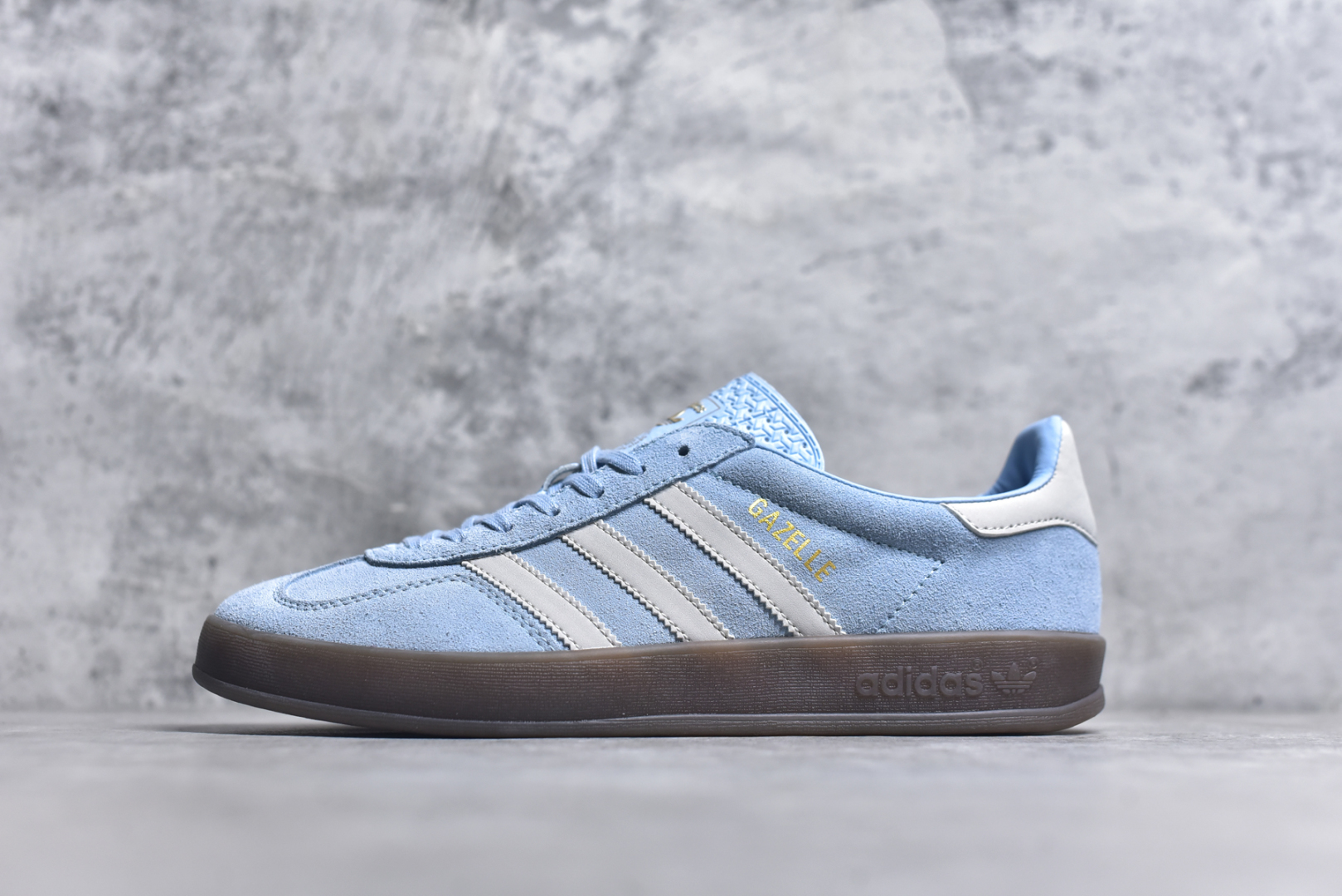 #AD Original Gazelle Indoor Trainers 瞪羚室内鞋系列低帮复古百搭休闲运动德训风板鞋 JI2717 高端零售特供批次 原厂定制长毛翻毛皮组合环保纤维革鞋面材质 内置环保海玻璃鞋垫 外置RB橡胶大底 产品品控稳定性领先行业 原厂全套原楦原纸板冲刀磨具开发 原厂皮料加持 原厂港宝加持定型后跟R度完美 将复古进行到底 简约流畅 三十年不变经典 这款Gazelle运动鞋 无论面料、配色、质感或设计 都只在重现其1991年原款的经典 皮革鞋面 撞色三条纹和鞋跟标的设计 力求呈现90年代的经典复古风潮 Samba火热的同时 也带动了其它的复古鞋型 Gazelle便是其中一只 Gazelle Indoor拥有包边更宽的T字型鞋头 更好的保护运动员的前掌 浓浓的复古氛围感 非常适合现在流行的Cleanfit风格 尺码：35.5 36 36⅔ 37⅓ 38 38⅔ 39⅓ 40 40⅔ 41⅓ 42 42⅔ 43⅓ 44 44⅔ 45-选品中心