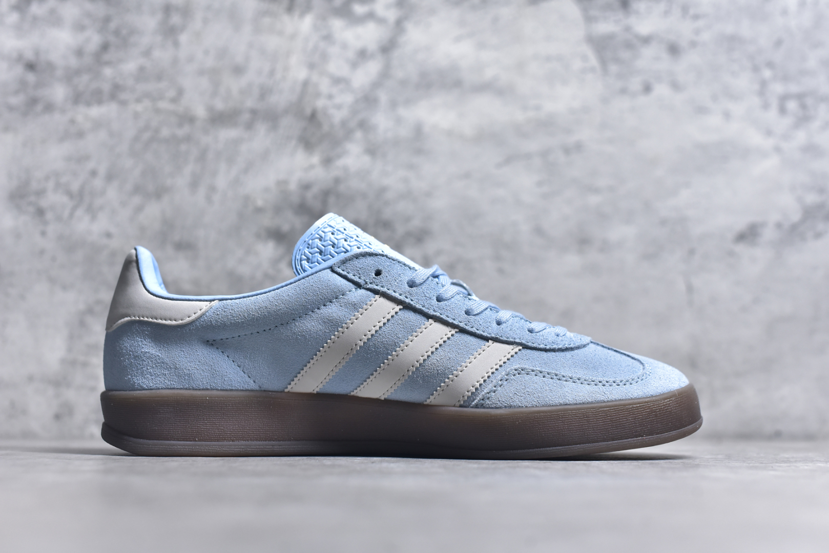 图片[3]-#AD Original Gazelle Indoor Trainers 瞪羚室内鞋系列低帮复古百搭休闲运动德训风板鞋 JI2717 高端零售特供批次 原厂定制长毛翻毛皮组合环保纤维革鞋面材质 内置环保海玻璃鞋垫 外置RB橡胶大底 产品品控稳定性领先行业 原厂全套原楦原纸板冲刀磨具开发 原厂皮料加持 原厂港宝加持定型后跟R度完美 将复古进行到底 简约流畅 三十年不变经典 这款Gazelle运动鞋 无论面料、配色、质感或设计 都只在重现其1991年原款的经典 皮革鞋面 撞色三条纹和鞋跟标的设计 力求呈现90年代的经典复古风潮 Samba火热的同时 也带动了其它的复古鞋型 Gazelle便是其中一只 Gazelle Indoor拥有包边更宽的T字型鞋头 更好的保护运动员的前掌 浓浓的复古氛围感 非常适合现在流行的Cleanfit风格 尺码：35.5 36 36⅔ 37⅓ 38 38⅔ 39⅓ 40 40⅔ 41⅓ 42 42⅔ 43⅓ 44 44⅔ 45-选品中心