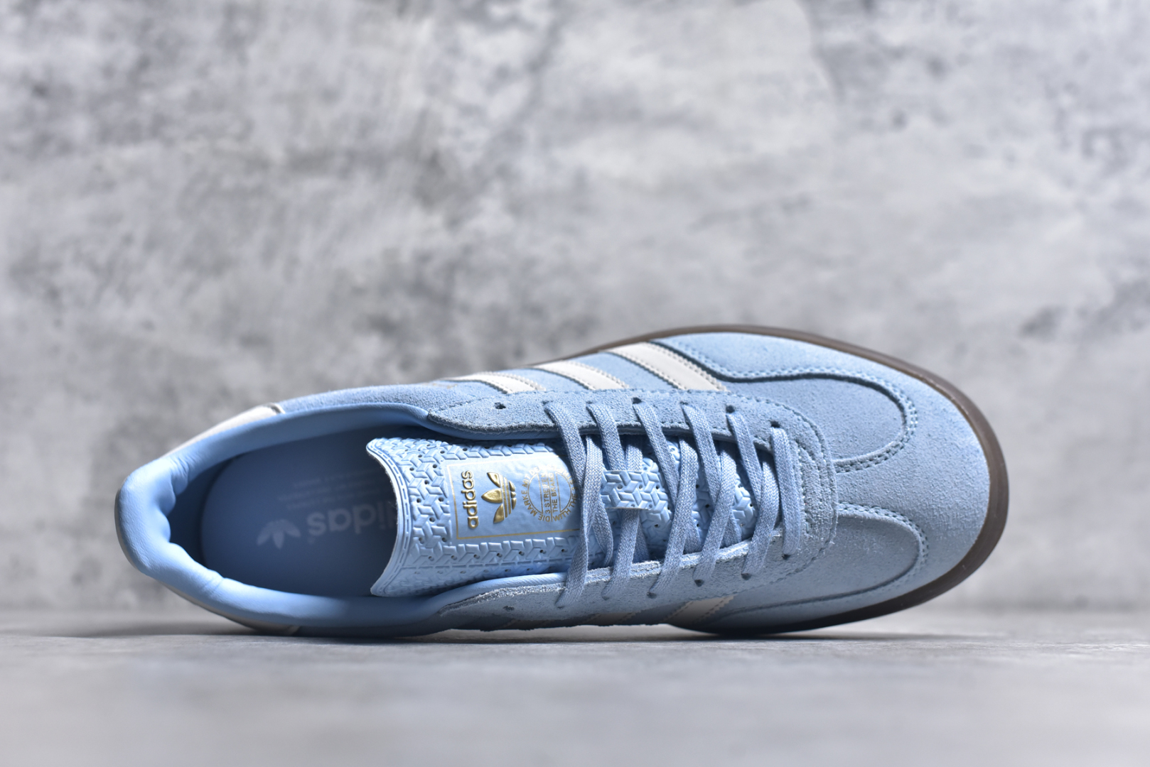 图片[4]-#AD Original Gazelle Indoor Trainers 瞪羚室内鞋系列低帮复古百搭休闲运动德训风板鞋 JI2717 高端零售特供批次 原厂定制长毛翻毛皮组合环保纤维革鞋面材质 内置环保海玻璃鞋垫 外置RB橡胶大底 产品品控稳定性领先行业 原厂全套原楦原纸板冲刀磨具开发 原厂皮料加持 原厂港宝加持定型后跟R度完美 将复古进行到底 简约流畅 三十年不变经典 这款Gazelle运动鞋 无论面料、配色、质感或设计 都只在重现其1991年原款的经典 皮革鞋面 撞色三条纹和鞋跟标的设计 力求呈现90年代的经典复古风潮 Samba火热的同时 也带动了其它的复古鞋型 Gazelle便是其中一只 Gazelle Indoor拥有包边更宽的T字型鞋头 更好的保护运动员的前掌 浓浓的复古氛围感 非常适合现在流行的Cleanfit风格 尺码：35.5 36 36⅔ 37⅓ 38 38⅔ 39⅓ 40 40⅔ 41⅓ 42 42⅔ 43⅓ 44 44⅔ 45-选品中心
