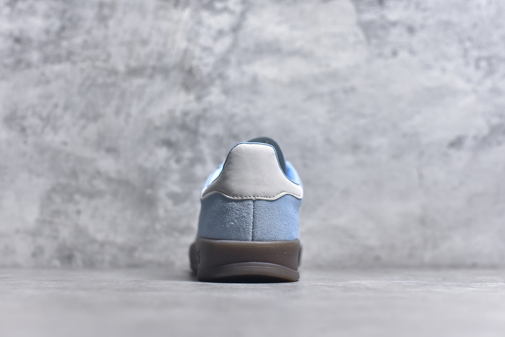 图片[5]-#AD Original Gazelle Indoor Trainers 瞪羚室内鞋系列低帮复古百搭休闲运动德训风板鞋 JI2717 高端零售特供批次 原厂定制长毛翻毛皮组合环保纤维革鞋面材质 内置环保海玻璃鞋垫 外置RB橡胶大底 产品品控稳定性领先行业 原厂全套原楦原纸板冲刀磨具开发 原厂皮料加持 原厂港宝加持定型后跟R度完美 将复古进行到底 简约流畅 三十年不变经典 这款Gazelle运动鞋 无论面料、配色、质感或设计 都只在重现其1991年原款的经典 皮革鞋面 撞色三条纹和鞋跟标的设计 力求呈现90年代的经典复古风潮 Samba火热的同时 也带动了其它的复古鞋型 Gazelle便是其中一只 Gazelle Indoor拥有包边更宽的T字型鞋头 更好的保护运动员的前掌 浓浓的复古氛围感 非常适合现在流行的Cleanfit风格 尺码：35.5 36 36⅔ 37⅓ 38 38⅔ 39⅓ 40 40⅔ 41⅓ 42 42⅔ 43⅓ 44 44⅔ 45-选品中心