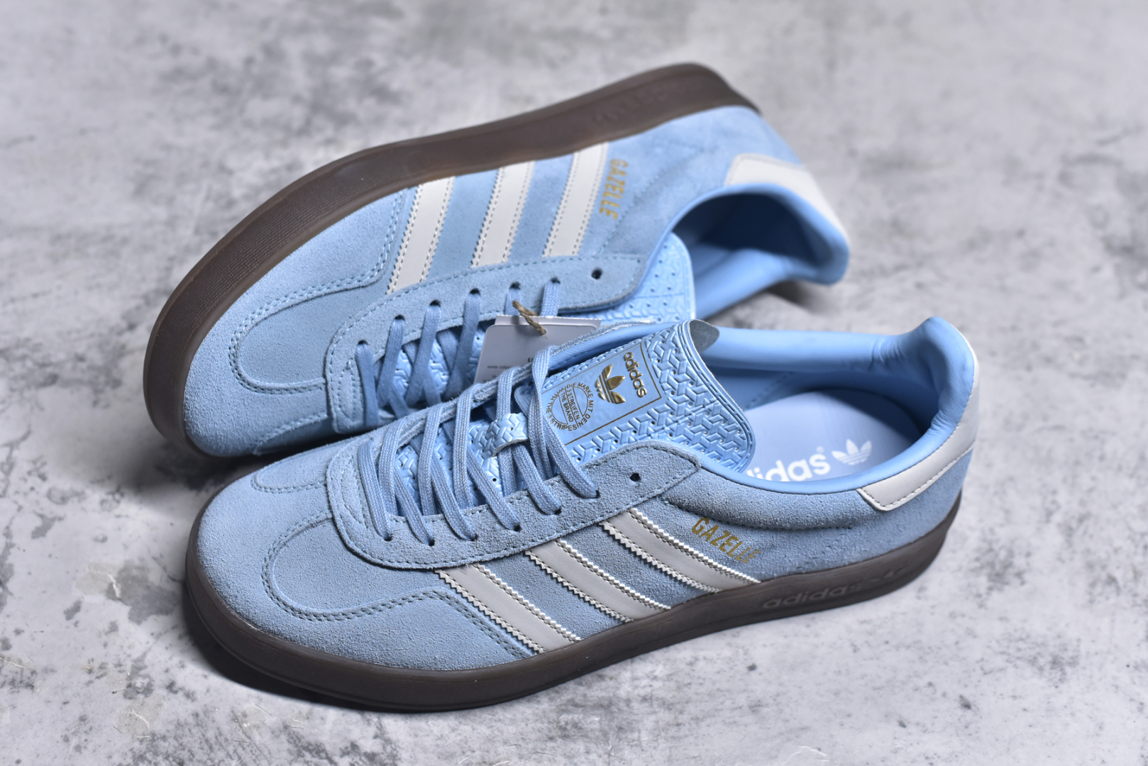 图片[7]-#AD Original Gazelle Indoor Trainers 瞪羚室内鞋系列低帮复古百搭休闲运动德训风板鞋 JI2717 高端零售特供批次 原厂定制长毛翻毛皮组合环保纤维革鞋面材质 内置环保海玻璃鞋垫 外置RB橡胶大底 产品品控稳定性领先行业 原厂全套原楦原纸板冲刀磨具开发 原厂皮料加持 原厂港宝加持定型后跟R度完美 将复古进行到底 简约流畅 三十年不变经典 这款Gazelle运动鞋 无论面料、配色、质感或设计 都只在重现其1991年原款的经典 皮革鞋面 撞色三条纹和鞋跟标的设计 力求呈现90年代的经典复古风潮 Samba火热的同时 也带动了其它的复古鞋型 Gazelle便是其中一只 Gazelle Indoor拥有包边更宽的T字型鞋头 更好的保护运动员的前掌 浓浓的复古氛围感 非常适合现在流行的Cleanfit风格 尺码：35.5 36 36⅔ 37⅓ 38 38⅔ 39⅓ 40 40⅔ 41⅓ 42 42⅔ 43⅓ 44 44⅔ 45-选品中心