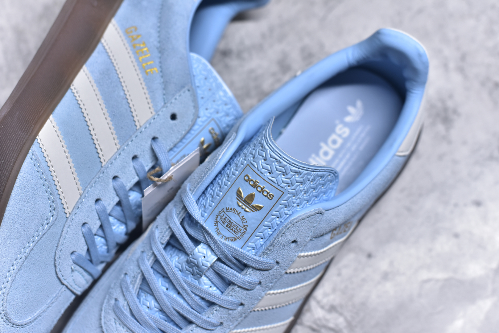 图片[9]-#AD Original Gazelle Indoor Trainers 瞪羚室内鞋系列低帮复古百搭休闲运动德训风板鞋 JI2717 高端零售特供批次 原厂定制长毛翻毛皮组合环保纤维革鞋面材质 内置环保海玻璃鞋垫 外置RB橡胶大底 产品品控稳定性领先行业 原厂全套原楦原纸板冲刀磨具开发 原厂皮料加持 原厂港宝加持定型后跟R度完美 将复古进行到底 简约流畅 三十年不变经典 这款Gazelle运动鞋 无论面料、配色、质感或设计 都只在重现其1991年原款的经典 皮革鞋面 撞色三条纹和鞋跟标的设计 力求呈现90年代的经典复古风潮 Samba火热的同时 也带动了其它的复古鞋型 Gazelle便是其中一只 Gazelle Indoor拥有包边更宽的T字型鞋头 更好的保护运动员的前掌 浓浓的复古氛围感 非常适合现在流行的Cleanfit风格 尺码：35.5 36 36⅔ 37⅓ 38 38⅔ 39⅓ 40 40⅔ 41⅓ 42 42⅔ 43⅓ 44 44⅔ 45-选品中心
