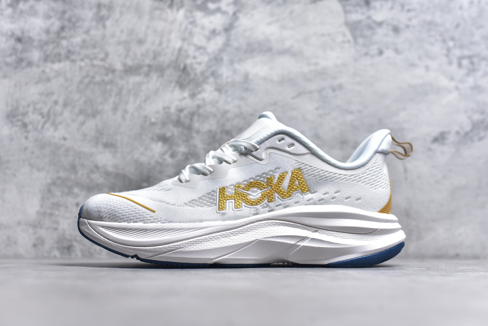 #美国新兴跑鞋品牌Hoka One One Skyflow M Low 天空气流系列低帮超轻透气公路休闲运动慢跑鞋 男女鞋真标半码制升级原楦开发纸版楦型采用柔软网织呼吸材料鞋面材质搭载轻量化全掌双密度超临界EVA材料发泡中底,脚感更软弹外置防滑耐磨橡胶底片升级全掌超临界中底界尺码：36 36.5 37.5 38 38.5 39 40 40.5 41 42 42.5 43 44 44.5 45-选品中心