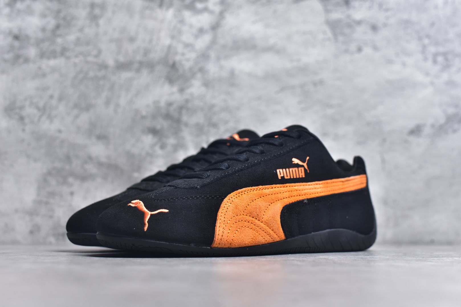 图片[2]-#Puma Roma M Motorsport 彪马罗马阿莫尔系列低帮复古运动休闲赛车跑鞋 全球知名运动品牌PUMA宝马赛车系列，融合了宝马车队的标志性配色，以趣味十足又前卫复古的设计引领潮流，将赛道精神融入街头时尚，开启前卫竞速之旅。自1978年巴伐利亚车队走上世界舞台，宝马赛车就在全球汽车制造和赛车运动领域留下了浓墨重彩的一笔。全新的两款BMW MMS Roma与BMW MMS Speedboat鞋款，均从宝马车型中汲取灵感。以黑或白为底色，融入经典配色，主打前卫复古风。Roma鞋款的鞋侧以复古的流线造型，缀以宝马经典Logo，巧妙吸睛；而Speedcat鞋款以亮眼三色条纹元素缀以舒适鞋面，赋予了独特的个性美学，演绎赛车的无尽能量。 货号：398846-20 尺码：35.5 36 37 37.5 38 38.5 39 40 40.5 41 42 42.5 43 44 44.5 45-选品中心