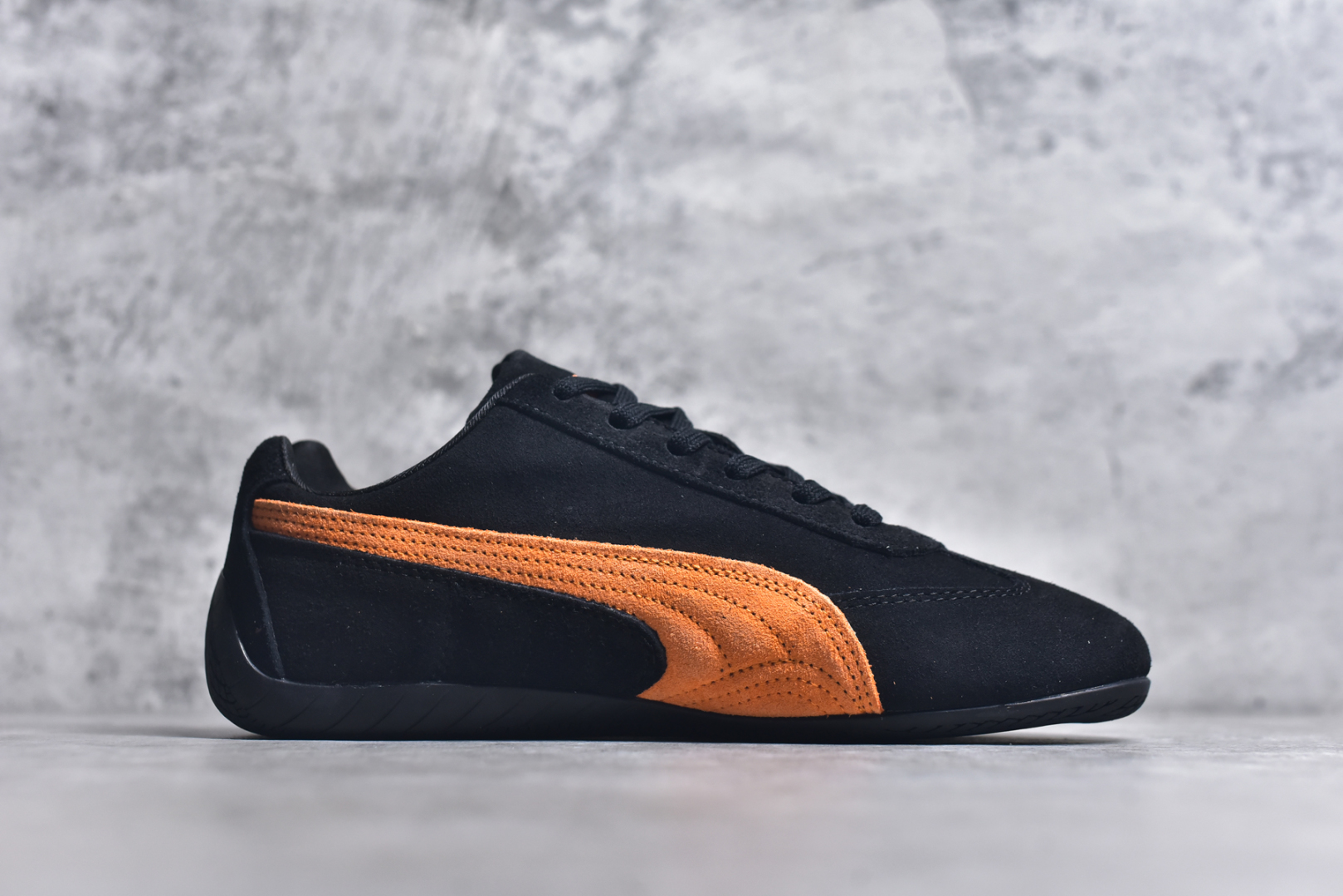 图片[3]-#Puma Roma M Motorsport 彪马罗马阿莫尔系列低帮复古运动休闲赛车跑鞋 全球知名运动品牌PUMA宝马赛车系列，融合了宝马车队的标志性配色，以趣味十足又前卫复古的设计引领潮流，将赛道精神融入街头时尚，开启前卫竞速之旅。自1978年巴伐利亚车队走上世界舞台，宝马赛车就在全球汽车制造和赛车运动领域留下了浓墨重彩的一笔。全新的两款BMW MMS Roma与BMW MMS Speedboat鞋款，均从宝马车型中汲取灵感。以黑或白为底色，融入经典配色，主打前卫复古风。Roma鞋款的鞋侧以复古的流线造型，缀以宝马经典Logo，巧妙吸睛；而Speedcat鞋款以亮眼三色条纹元素缀以舒适鞋面，赋予了独特的个性美学，演绎赛车的无尽能量。 货号：398846-20 尺码：35.5 36 37 37.5 38 38.5 39 40 40.5 41 42 42.5 43 44 44.5 45-选品中心