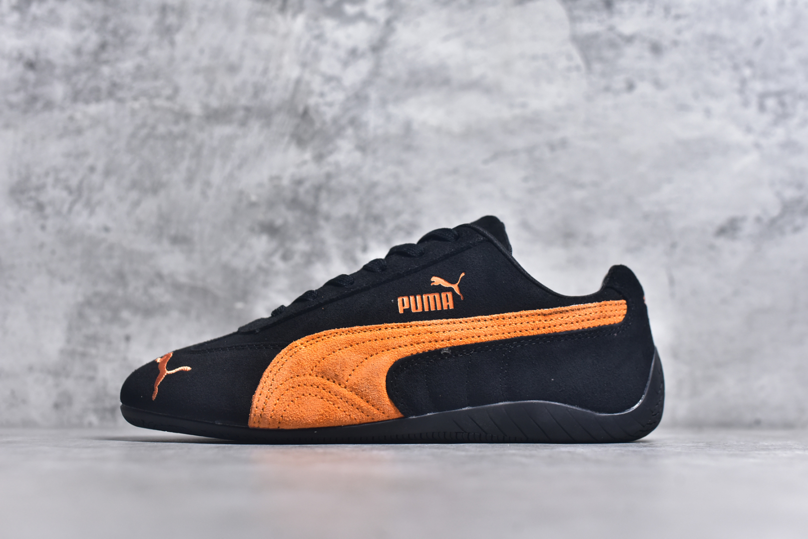 #Puma Roma M Motorsport 彪马罗马阿莫尔系列低帮复古运动休闲赛车跑鞋 全球知名运动品牌PUMA宝马赛车系列，融合了宝马车队的标志性配色，以趣味十足又前卫复古的设计引领潮流，将赛道精神融入街头时尚，开启前卫竞速之旅。自1978年巴伐利亚车队走上世界舞台，宝马赛车就在全球汽车制造和赛车运动领域留下了浓墨重彩的一笔。全新的两款BMW MMS Roma与BMW MMS Speedboat鞋款，均从宝马车型中汲取灵感。以黑或白为底色，融入经典配色，主打前卫复古风。Roma鞋款的鞋侧以复古的流线造型，缀以宝马经典Logo，巧妙吸睛；而Speedcat鞋款以亮眼三色条纹元素缀以舒适鞋面，赋予了独特的个性美学，演绎赛车的无尽能量。 货号：398846-20 尺码：35.5 36 37 37.5 38 38.5 39 40 40.5 41 42 42.5 43 44 44.5 45-选品中心