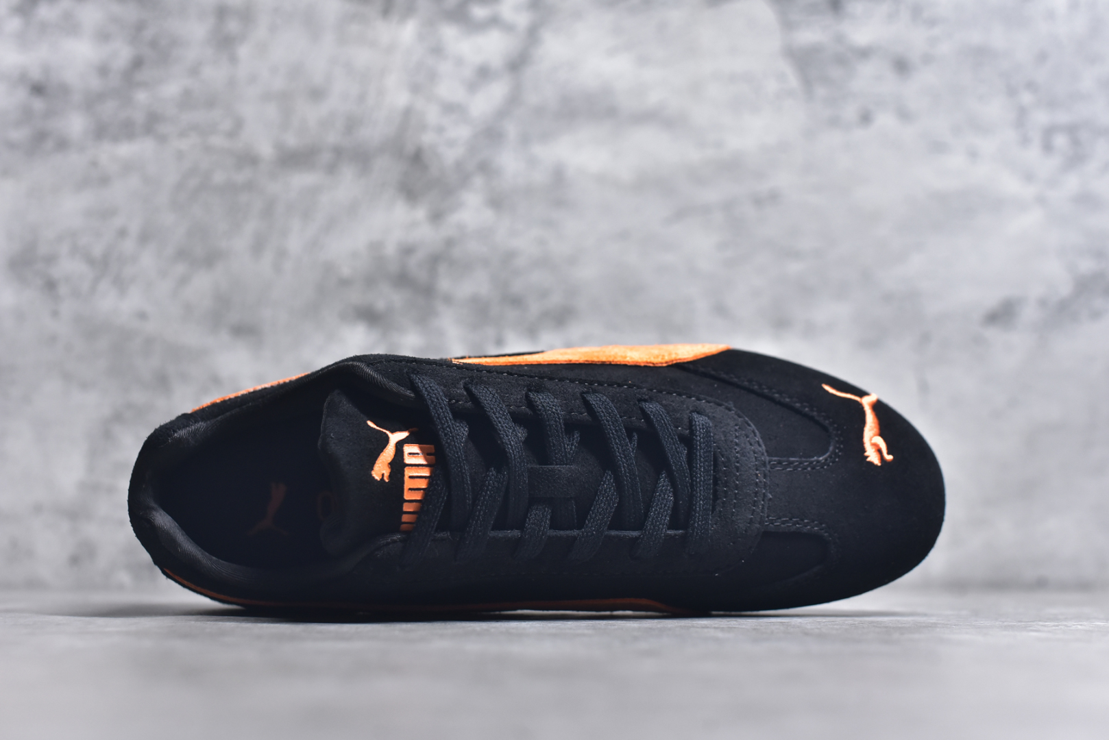 图片[4]-#Puma Roma M Motorsport 彪马罗马阿莫尔系列低帮复古运动休闲赛车跑鞋 全球知名运动品牌PUMA宝马赛车系列，融合了宝马车队的标志性配色，以趣味十足又前卫复古的设计引领潮流，将赛道精神融入街头时尚，开启前卫竞速之旅。自1978年巴伐利亚车队走上世界舞台，宝马赛车就在全球汽车制造和赛车运动领域留下了浓墨重彩的一笔。全新的两款BMW MMS Roma与BMW MMS Speedboat鞋款，均从宝马车型中汲取灵感。以黑或白为底色，融入经典配色，主打前卫复古风。Roma鞋款的鞋侧以复古的流线造型，缀以宝马经典Logo，巧妙吸睛；而Speedcat鞋款以亮眼三色条纹元素缀以舒适鞋面，赋予了独特的个性美学，演绎赛车的无尽能量。 货号：398846-20 尺码：35.5 36 37 37.5 38 38.5 39 40 40.5 41 42 42.5 43 44 44.5 45-选品中心