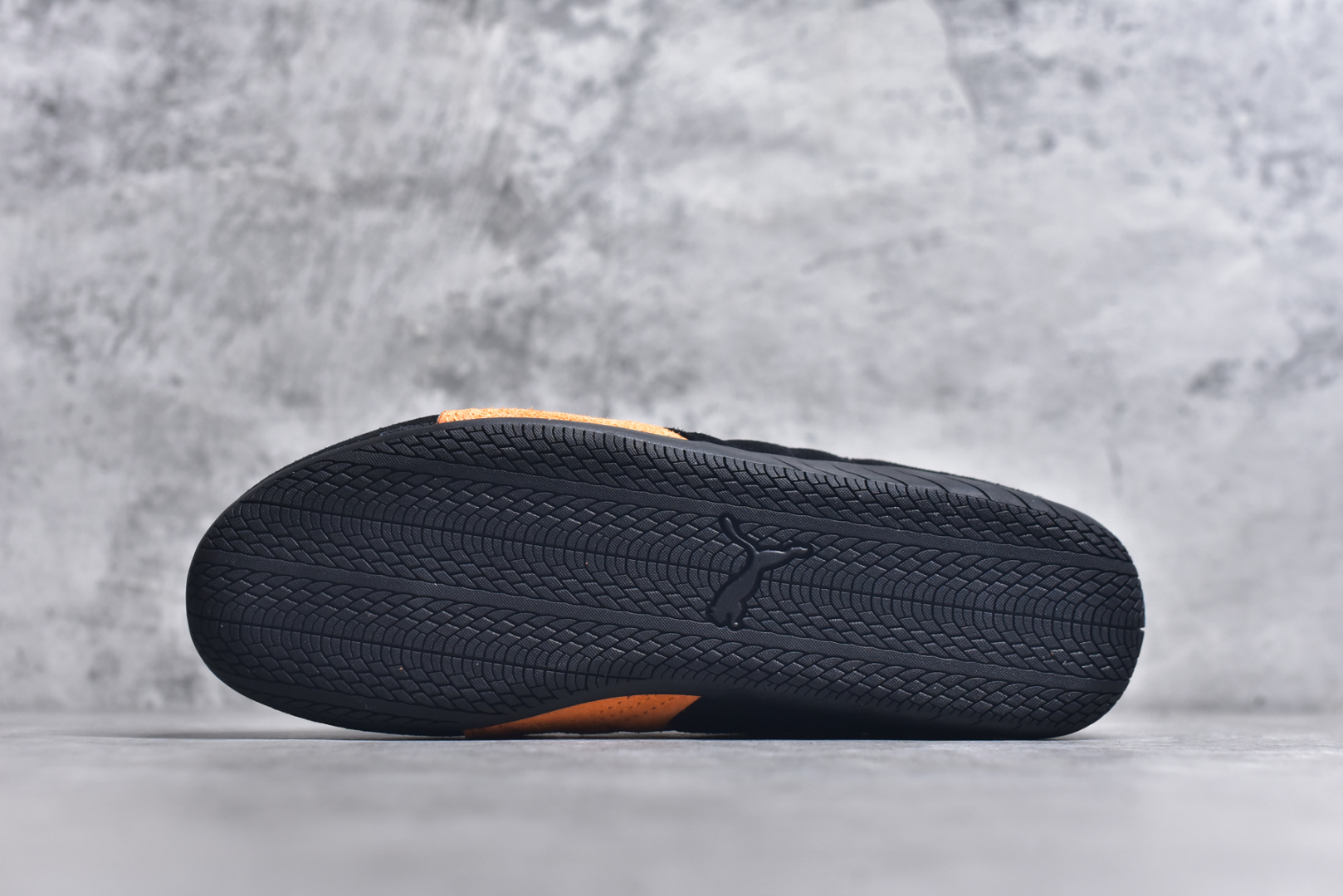 图片[6]-#Puma Roma M Motorsport 彪马罗马阿莫尔系列低帮复古运动休闲赛车跑鞋 全球知名运动品牌PUMA宝马赛车系列，融合了宝马车队的标志性配色，以趣味十足又前卫复古的设计引领潮流，将赛道精神融入街头时尚，开启前卫竞速之旅。自1978年巴伐利亚车队走上世界舞台，宝马赛车就在全球汽车制造和赛车运动领域留下了浓墨重彩的一笔。全新的两款BMW MMS Roma与BMW MMS Speedboat鞋款，均从宝马车型中汲取灵感。以黑或白为底色，融入经典配色，主打前卫复古风。Roma鞋款的鞋侧以复古的流线造型，缀以宝马经典Logo，巧妙吸睛；而Speedcat鞋款以亮眼三色条纹元素缀以舒适鞋面，赋予了独特的个性美学，演绎赛车的无尽能量。 货号：398846-20 尺码：35.5 36 37 37.5 38 38.5 39 40 40.5 41 42 42.5 43 44 44.5 45-选品中心
