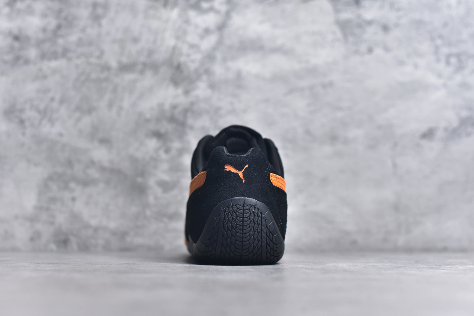 图片[5]-#Puma Roma M Motorsport 彪马罗马阿莫尔系列低帮复古运动休闲赛车跑鞋 全球知名运动品牌PUMA宝马赛车系列，融合了宝马车队的标志性配色，以趣味十足又前卫复古的设计引领潮流，将赛道精神融入街头时尚，开启前卫竞速之旅。自1978年巴伐利亚车队走上世界舞台，宝马赛车就在全球汽车制造和赛车运动领域留下了浓墨重彩的一笔。全新的两款BMW MMS Roma与BMW MMS Speedboat鞋款，均从宝马车型中汲取灵感。以黑或白为底色，融入经典配色，主打前卫复古风。Roma鞋款的鞋侧以复古的流线造型，缀以宝马经典Logo，巧妙吸睛；而Speedcat鞋款以亮眼三色条纹元素缀以舒适鞋面，赋予了独特的个性美学，演绎赛车的无尽能量。 货号：398846-20 尺码：35.5 36 37 37.5 38 38.5 39 40 40.5 41 42 42.5 43 44 44.5 45-选品中心