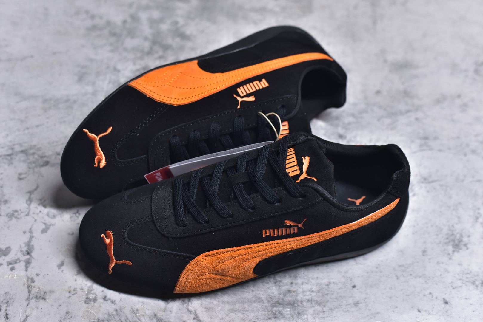 图片[7]-#Puma Roma M Motorsport 彪马罗马阿莫尔系列低帮复古运动休闲赛车跑鞋 全球知名运动品牌PUMA宝马赛车系列，融合了宝马车队的标志性配色，以趣味十足又前卫复古的设计引领潮流，将赛道精神融入街头时尚，开启前卫竞速之旅。自1978年巴伐利亚车队走上世界舞台，宝马赛车就在全球汽车制造和赛车运动领域留下了浓墨重彩的一笔。全新的两款BMW MMS Roma与BMW MMS Speedboat鞋款，均从宝马车型中汲取灵感。以黑或白为底色，融入经典配色，主打前卫复古风。Roma鞋款的鞋侧以复古的流线造型，缀以宝马经典Logo，巧妙吸睛；而Speedcat鞋款以亮眼三色条纹元素缀以舒适鞋面，赋予了独特的个性美学，演绎赛车的无尽能量。 货号：398846-20 尺码：35.5 36 37 37.5 38 38.5 39 40 40.5 41 42 42.5 43 44 44.5 45-选品中心
