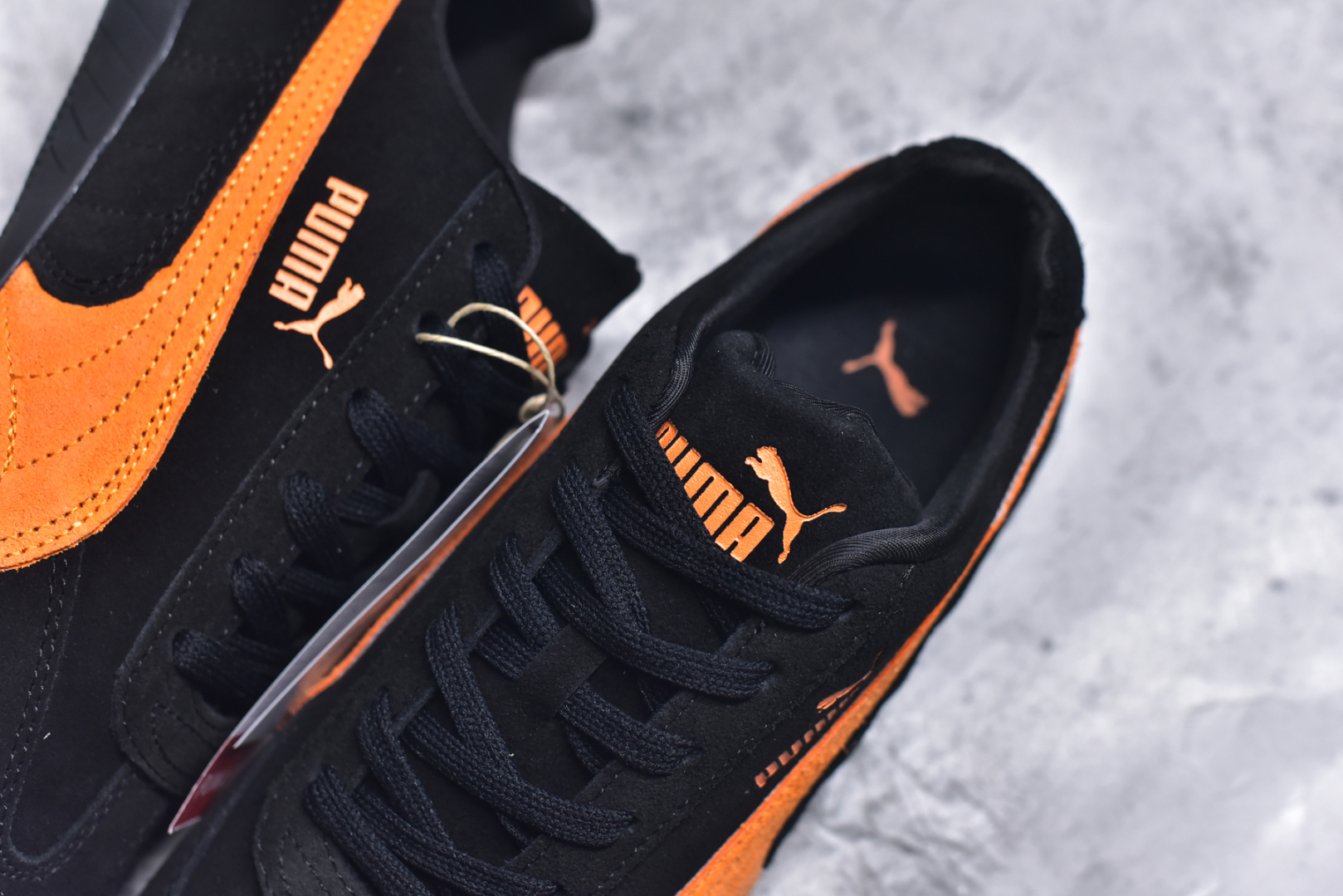 图片[9]-#Puma Roma M Motorsport 彪马罗马阿莫尔系列低帮复古运动休闲赛车跑鞋 全球知名运动品牌PUMA宝马赛车系列，融合了宝马车队的标志性配色，以趣味十足又前卫复古的设计引领潮流，将赛道精神融入街头时尚，开启前卫竞速之旅。自1978年巴伐利亚车队走上世界舞台，宝马赛车就在全球汽车制造和赛车运动领域留下了浓墨重彩的一笔。全新的两款BMW MMS Roma与BMW MMS Speedboat鞋款，均从宝马车型中汲取灵感。以黑或白为底色，融入经典配色，主打前卫复古风。Roma鞋款的鞋侧以复古的流线造型，缀以宝马经典Logo，巧妙吸睛；而Speedcat鞋款以亮眼三色条纹元素缀以舒适鞋面，赋予了独特的个性美学，演绎赛车的无尽能量。 货号：398846-20 尺码：35.5 36 37 37.5 38 38.5 39 40 40.5 41 42 42.5 43 44 44.5 45-选品中心