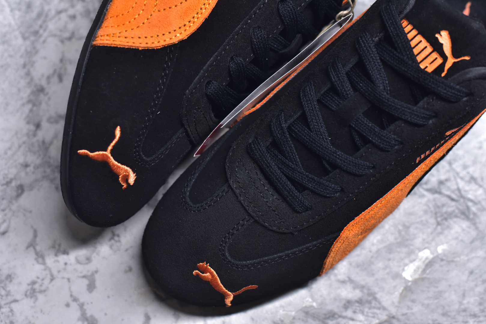 图片[8]-#Puma Roma M Motorsport 彪马罗马阿莫尔系列低帮复古运动休闲赛车跑鞋 全球知名运动品牌PUMA宝马赛车系列，融合了宝马车队的标志性配色，以趣味十足又前卫复古的设计引领潮流，将赛道精神融入街头时尚，开启前卫竞速之旅。自1978年巴伐利亚车队走上世界舞台，宝马赛车就在全球汽车制造和赛车运动领域留下了浓墨重彩的一笔。全新的两款BMW MMS Roma与BMW MMS Speedboat鞋款，均从宝马车型中汲取灵感。以黑或白为底色，融入经典配色，主打前卫复古风。Roma鞋款的鞋侧以复古的流线造型，缀以宝马经典Logo，巧妙吸睛；而Speedcat鞋款以亮眼三色条纹元素缀以舒适鞋面，赋予了独特的个性美学，演绎赛车的无尽能量。 货号：398846-20 尺码：35.5 36 37 37.5 38 38.5 39 40 40.5 41 42 42.5 43 44 44.5 45-选品中心