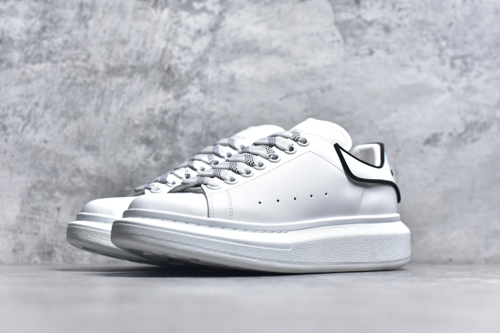 图片[2]-#Alexander McQueen/亚历山大麦昆 经典松糕鞋厚底增高小白鞋 全套原版包装 配件齐全 官方一致 凹凸定制正品原盒包装 定制蓝色得物纸盒外包装加固 增高效果7CM 最经典简约百搭的小白鞋没有之一 官方2025版最新细节 意大利进口原厂开边珠抗裂头层牛皮 表层面皮带凸起不规则小漆点 升级进口牛皮内里加PU鞋垫 区别市面旧版国产丝光绸鞋面加小羊皮内里 成本单价回弹度性耐磨性不在一个级别 E厂钢印烫金中底版细节 注意此代工厂出品没有带固特异钉子 最完美的增高百搭小白鞋 尺码：35 36 37 38 39 40 41 42 43 44-选品中心