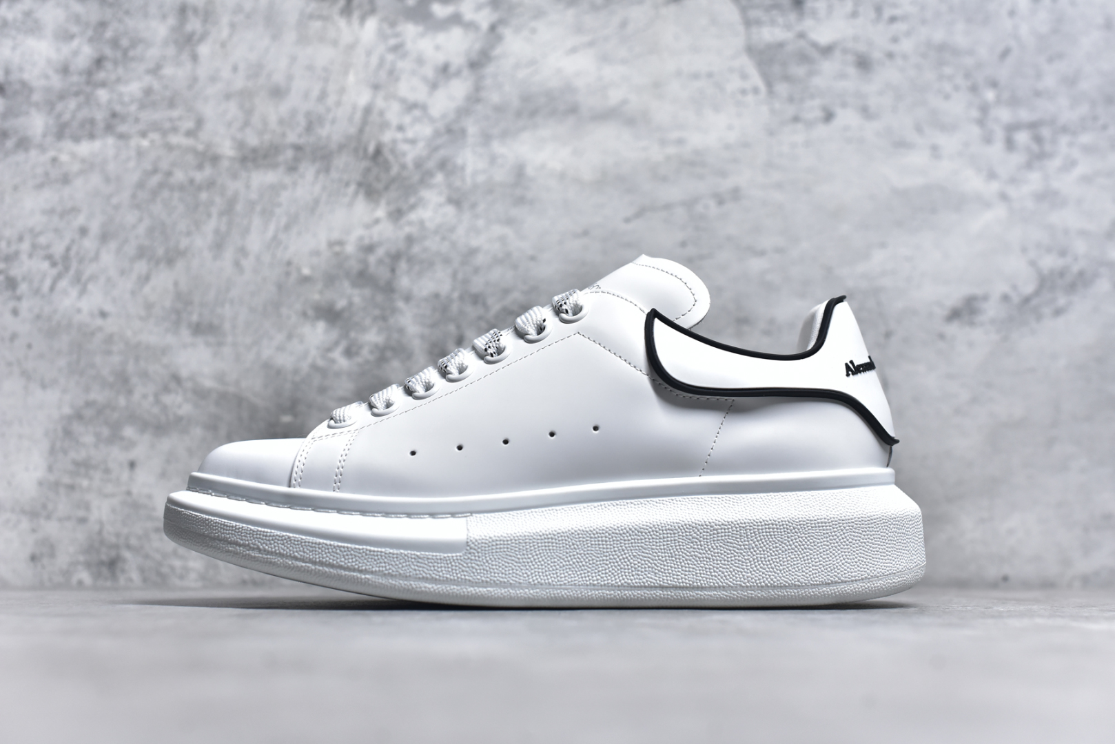 #Alexander McQueen/亚历山大麦昆 经典松糕鞋厚底增高小白鞋 全套原版包装 配件齐全 官方一致 凹凸定制正品原盒包装 定制蓝色得物纸盒外包装加固 增高效果7CM 最经典简约百搭的小白鞋没有之一 官方2025版最新细节 意大利进口原厂开边珠抗裂头层牛皮 表层面皮带凸起不规则小漆点 升级进口牛皮内里加PU鞋垫 区别市面旧版国产丝光绸鞋面加小羊皮内里 成本单价回弹度性耐磨性不在一个级别 E厂钢印烫金中底版细节 注意此代工厂出品没有带固特异钉子 最完美的增高百搭小白鞋 尺码：35 36 37 38 39 40 41 42 43 44-选品中心
