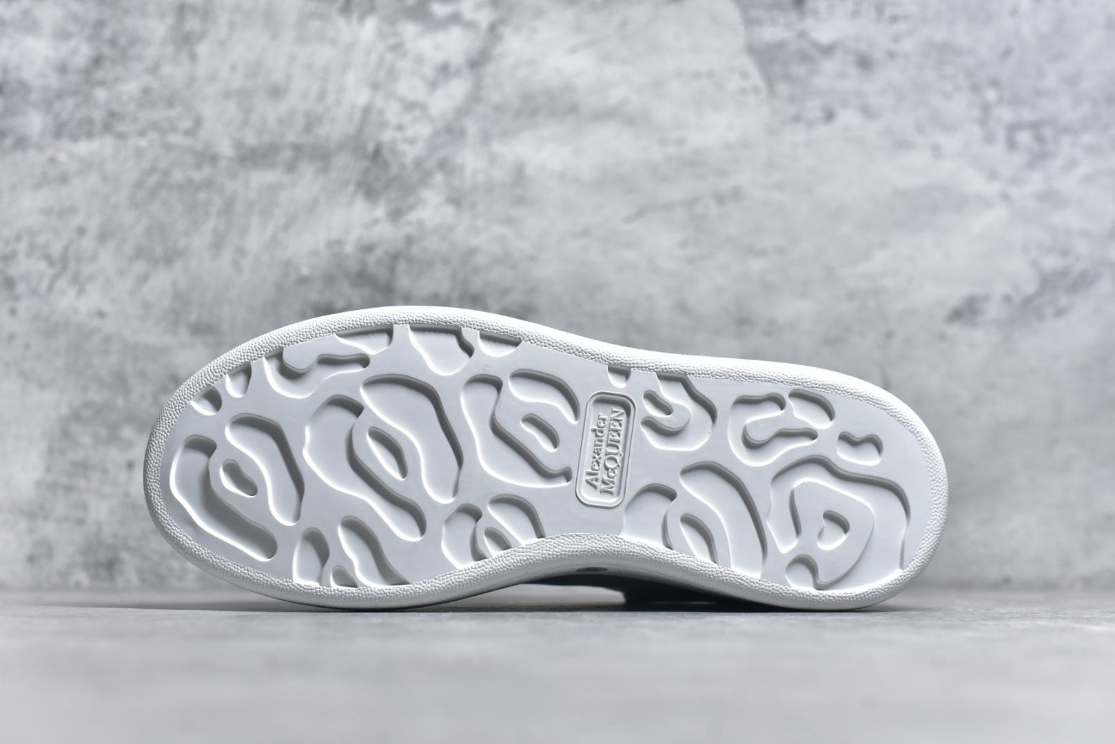 图片[6]-#Alexander McQueen/亚历山大麦昆 经典松糕鞋厚底增高小白鞋 全套原版包装 配件齐全 官方一致 凹凸定制正品原盒包装 定制蓝色得物纸盒外包装加固 增高效果7CM 最经典简约百搭的小白鞋没有之一 官方2025版最新细节 意大利进口原厂开边珠抗裂头层牛皮 表层面皮带凸起不规则小漆点 升级进口牛皮内里加PU鞋垫 区别市面旧版国产丝光绸鞋面加小羊皮内里 成本单价回弹度性耐磨性不在一个级别 E厂钢印烫金中底版细节 注意此代工厂出品没有带固特异钉子 最完美的增高百搭小白鞋 尺码：35 36 37 38 39 40 41 42 43 44-选品中心