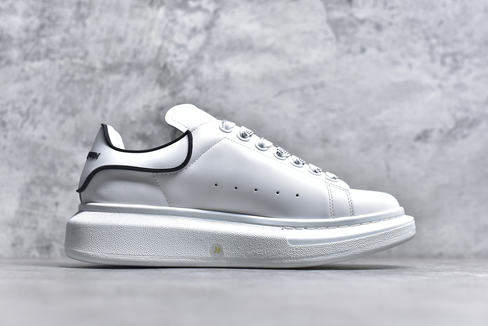 图片[3]-#Alexander McQueen/亚历山大麦昆 经典松糕鞋厚底增高小白鞋 全套原版包装 配件齐全 官方一致 凹凸定制正品原盒包装 定制蓝色得物纸盒外包装加固 增高效果7CM 最经典简约百搭的小白鞋没有之一 官方2025版最新细节 意大利进口原厂开边珠抗裂头层牛皮 表层面皮带凸起不规则小漆点 升级进口牛皮内里加PU鞋垫 区别市面旧版国产丝光绸鞋面加小羊皮内里 成本单价回弹度性耐磨性不在一个级别 E厂钢印烫金中底版细节 注意此代工厂出品没有带固特异钉子 最完美的增高百搭小白鞋 尺码：35 36 37 38 39 40 41 42 43 44-选品中心
