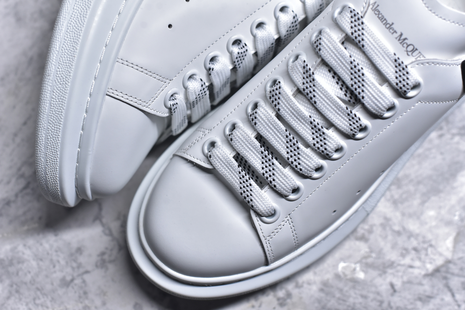 图片[8]-#Alexander McQueen/亚历山大麦昆 经典松糕鞋厚底增高小白鞋 全套原版包装 配件齐全 官方一致 凹凸定制正品原盒包装 定制蓝色得物纸盒外包装加固 增高效果7CM 最经典简约百搭的小白鞋没有之一 官方2025版最新细节 意大利进口原厂开边珠抗裂头层牛皮 表层面皮带凸起不规则小漆点 升级进口牛皮内里加PU鞋垫 区别市面旧版国产丝光绸鞋面加小羊皮内里 成本单价回弹度性耐磨性不在一个级别 E厂钢印烫金中底版细节 注意此代工厂出品没有带固特异钉子 最完美的增高百搭小白鞋 尺码：35 36 37 38 39 40 41 42 43 44-选品中心