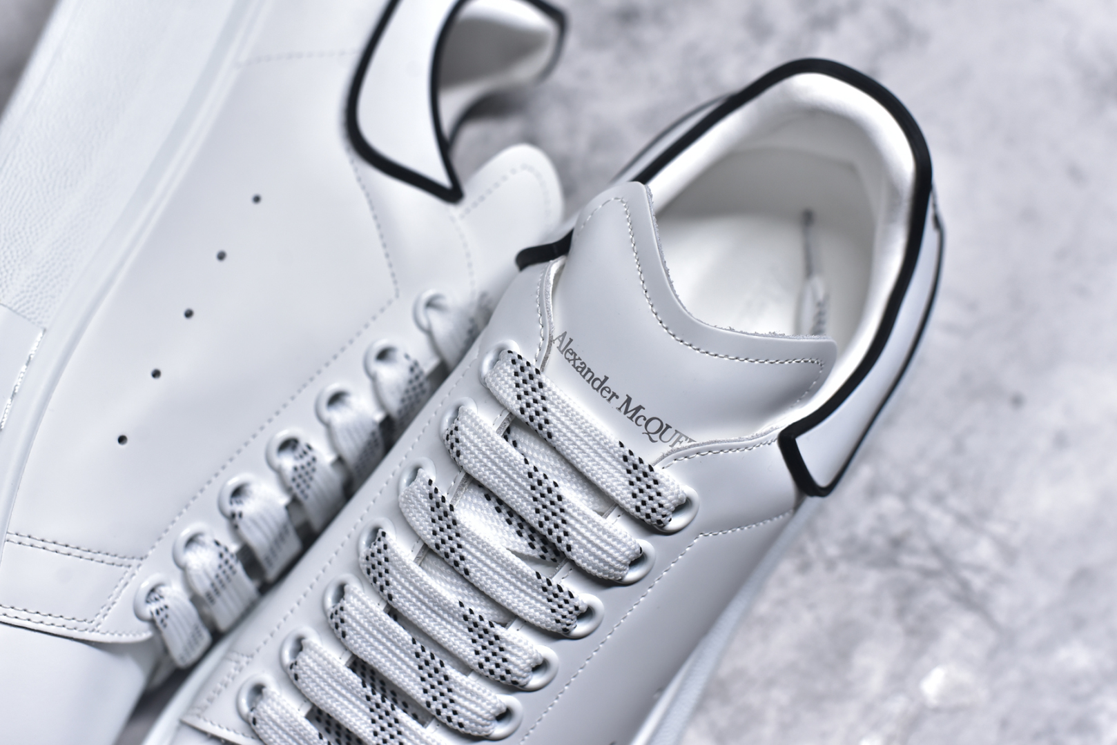 图片[9]-#Alexander McQueen/亚历山大麦昆 经典松糕鞋厚底增高小白鞋 全套原版包装 配件齐全 官方一致 凹凸定制正品原盒包装 定制蓝色得物纸盒外包装加固 增高效果7CM 最经典简约百搭的小白鞋没有之一 官方2025版最新细节 意大利进口原厂开边珠抗裂头层牛皮 表层面皮带凸起不规则小漆点 升级进口牛皮内里加PU鞋垫 区别市面旧版国产丝光绸鞋面加小羊皮内里 成本单价回弹度性耐磨性不在一个级别 E厂钢印烫金中底版细节 注意此代工厂出品没有带固特异钉子 最完美的增高百搭小白鞋 尺码：35 36 37 38 39 40 41 42 43 44-选品中心