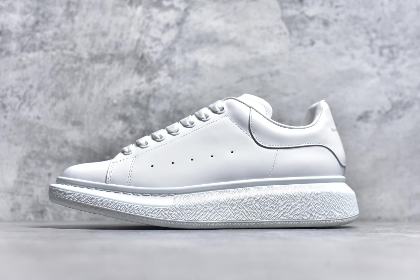 #Alexander McQueen/亚历山大麦昆 经典松糕鞋厚底增高小白鞋 全套原版包装 配件齐全 官方一致 凹凸定制正品原盒包装 定制蓝色得物纸盒外包装加固 增高效果7CM 最经典简约百搭的小白鞋没有之一 官方2025版最新细节 意大利进口原厂开边珠抗裂头层牛皮 表层面皮带凸起不规则小漆点 升级进口牛皮内里加PU鞋垫 区别市面旧版国产丝光绸鞋面加小羊皮内里 成本单价回弹度性耐磨性不在一个级别 E厂钢印烫金中底版细节 注意此代工厂出品没有带固特异钉子 最完美的增高百搭小白鞋 尺码：35 36 37 38 39 40 41 42 43 44-选品中心