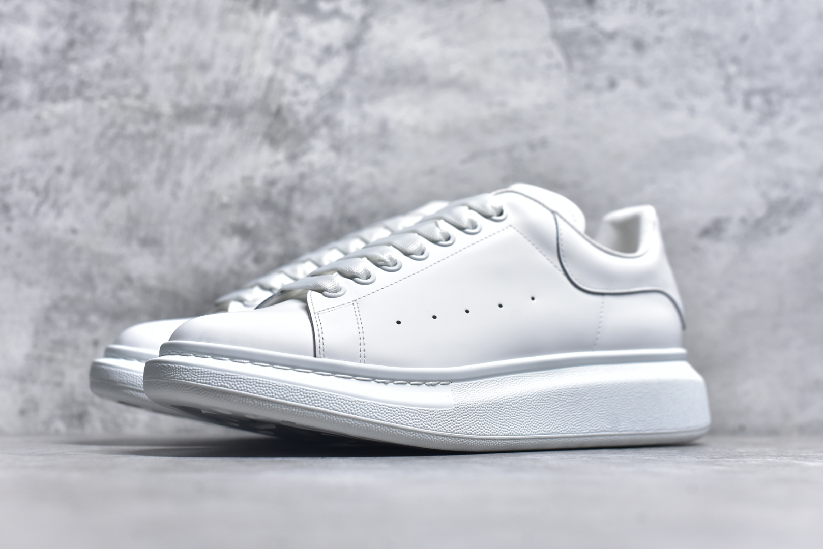 图片[2]-#Alexander McQueen/亚历山大麦昆 经典松糕鞋厚底增高小白鞋 全套原版包装 配件齐全 官方一致 凹凸定制正品原盒包装 定制蓝色得物纸盒外包装加固 增高效果7CM 最经典简约百搭的小白鞋没有之一 官方2025版最新细节 意大利进口原厂开边珠抗裂头层牛皮 表层面皮带凸起不规则小漆点 升级进口牛皮内里加PU鞋垫 区别市面旧版国产丝光绸鞋面加小羊皮内里 成本单价回弹度性耐磨性不在一个级别 E厂钢印烫金中底版细节 注意此代工厂出品没有带固特异钉子 最完美的增高百搭小白鞋 尺码：35 36 37 38 39 40 41 42 43 44-选品中心