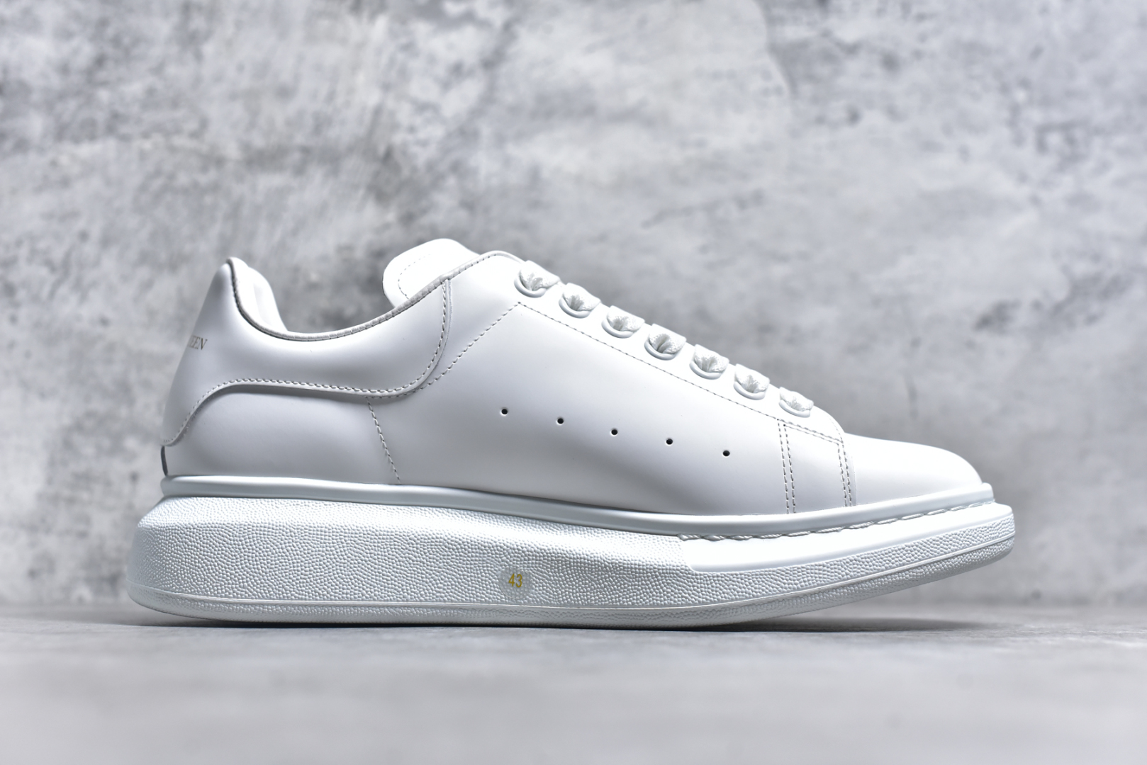 图片[3]-#Alexander McQueen/亚历山大麦昆 经典松糕鞋厚底增高小白鞋 全套原版包装 配件齐全 官方一致 凹凸定制正品原盒包装 定制蓝色得物纸盒外包装加固 增高效果7CM 最经典简约百搭的小白鞋没有之一 官方2025版最新细节 意大利进口原厂开边珠抗裂头层牛皮 表层面皮带凸起不规则小漆点 升级进口牛皮内里加PU鞋垫 区别市面旧版国产丝光绸鞋面加小羊皮内里 成本单价回弹度性耐磨性不在一个级别 E厂钢印烫金中底版细节 注意此代工厂出品没有带固特异钉子 最完美的增高百搭小白鞋 尺码：35 36 37 38 39 40 41 42 43 44-选品中心