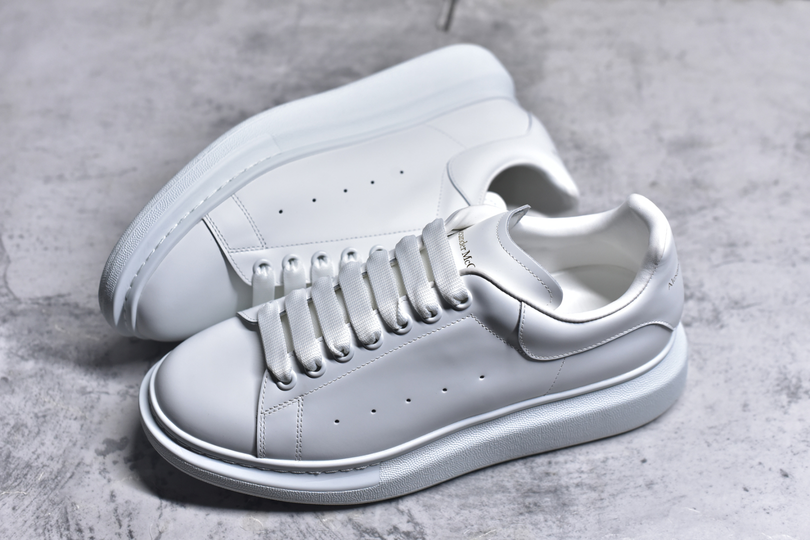 图片[7]-#Alexander McQueen/亚历山大麦昆 经典松糕鞋厚底增高小白鞋 全套原版包装 配件齐全 官方一致 凹凸定制正品原盒包装 定制蓝色得物纸盒外包装加固 增高效果7CM 最经典简约百搭的小白鞋没有之一 官方2025版最新细节 意大利进口原厂开边珠抗裂头层牛皮 表层面皮带凸起不规则小漆点 升级进口牛皮内里加PU鞋垫 区别市面旧版国产丝光绸鞋面加小羊皮内里 成本单价回弹度性耐磨性不在一个级别 E厂钢印烫金中底版细节 注意此代工厂出品没有带固特异钉子 最完美的增高百搭小白鞋 尺码：35 36 37 38 39 40 41 42 43 44-选品中心