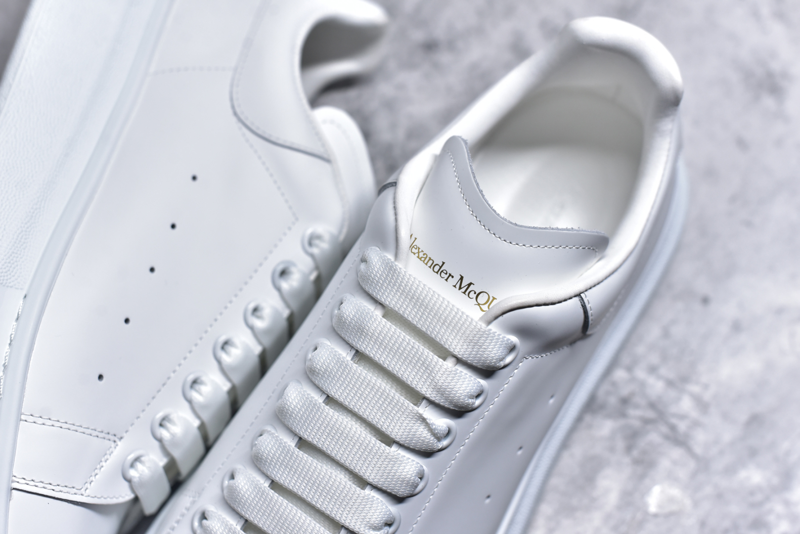 图片[9]-#Alexander McQueen/亚历山大麦昆 经典松糕鞋厚底增高小白鞋 全套原版包装 配件齐全 官方一致 凹凸定制正品原盒包装 定制蓝色得物纸盒外包装加固 增高效果7CM 最经典简约百搭的小白鞋没有之一 官方2025版最新细节 意大利进口原厂开边珠抗裂头层牛皮 表层面皮带凸起不规则小漆点 升级进口牛皮内里加PU鞋垫 区别市面旧版国产丝光绸鞋面加小羊皮内里 成本单价回弹度性耐磨性不在一个级别 E厂钢印烫金中底版细节 注意此代工厂出品没有带固特异钉子 最完美的增高百搭小白鞋 尺码：35 36 37 38 39 40 41 42 43 44-选品中心