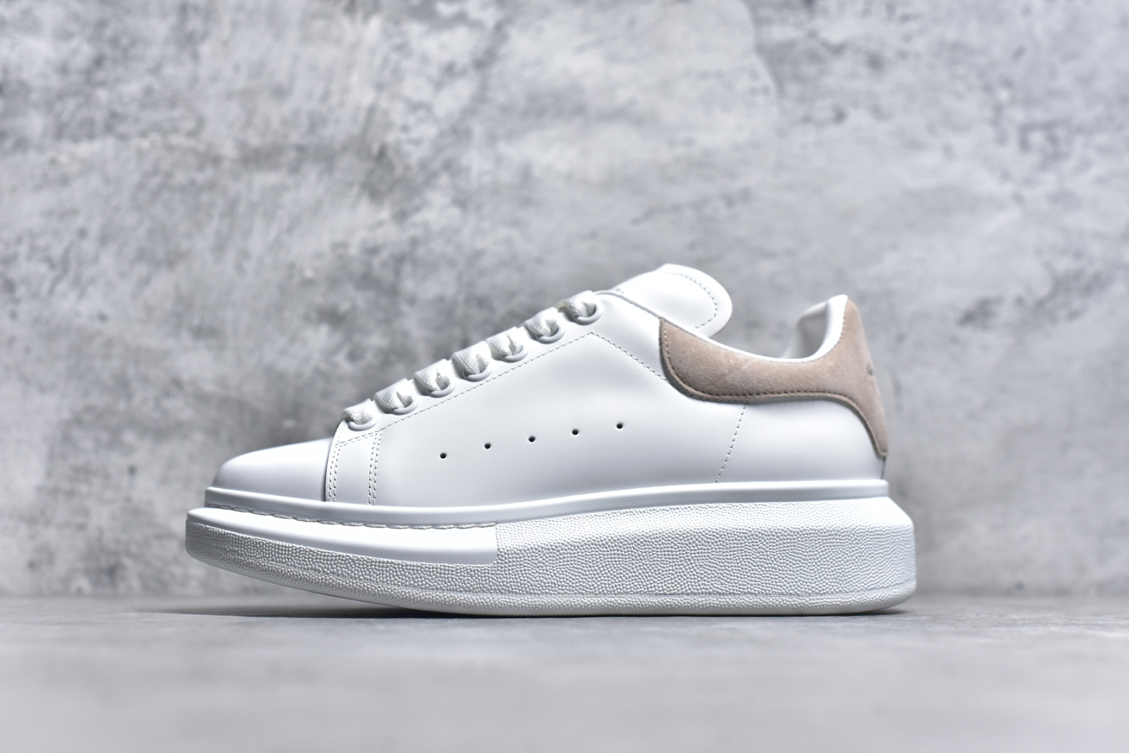 #Alexander McQueen/亚历山大麦昆 经典松糕鞋厚底增高小白鞋 全套原版包装 配件齐全 官方一致 凹凸定制正品原盒包装 定制蓝色得物纸盒外包装加固 增高效果7CM 最经典简约百搭的小白鞋没有之一 官方2025版最新细节 意大利进口原厂开边珠抗裂头层牛皮 表层面皮带凸起不规则小漆点 升级进口牛皮内里加PU鞋垫 区别市面旧版国产丝光绸鞋面加小羊皮内里 成本单价回弹度性耐磨性不在一个级别 E厂钢印烫金中底版细节 注意此代工厂出品没有带固特异钉子 最完美的增高百搭小白鞋 尺码：35 36 37 38 39 40 41 42 43 44-选品中心