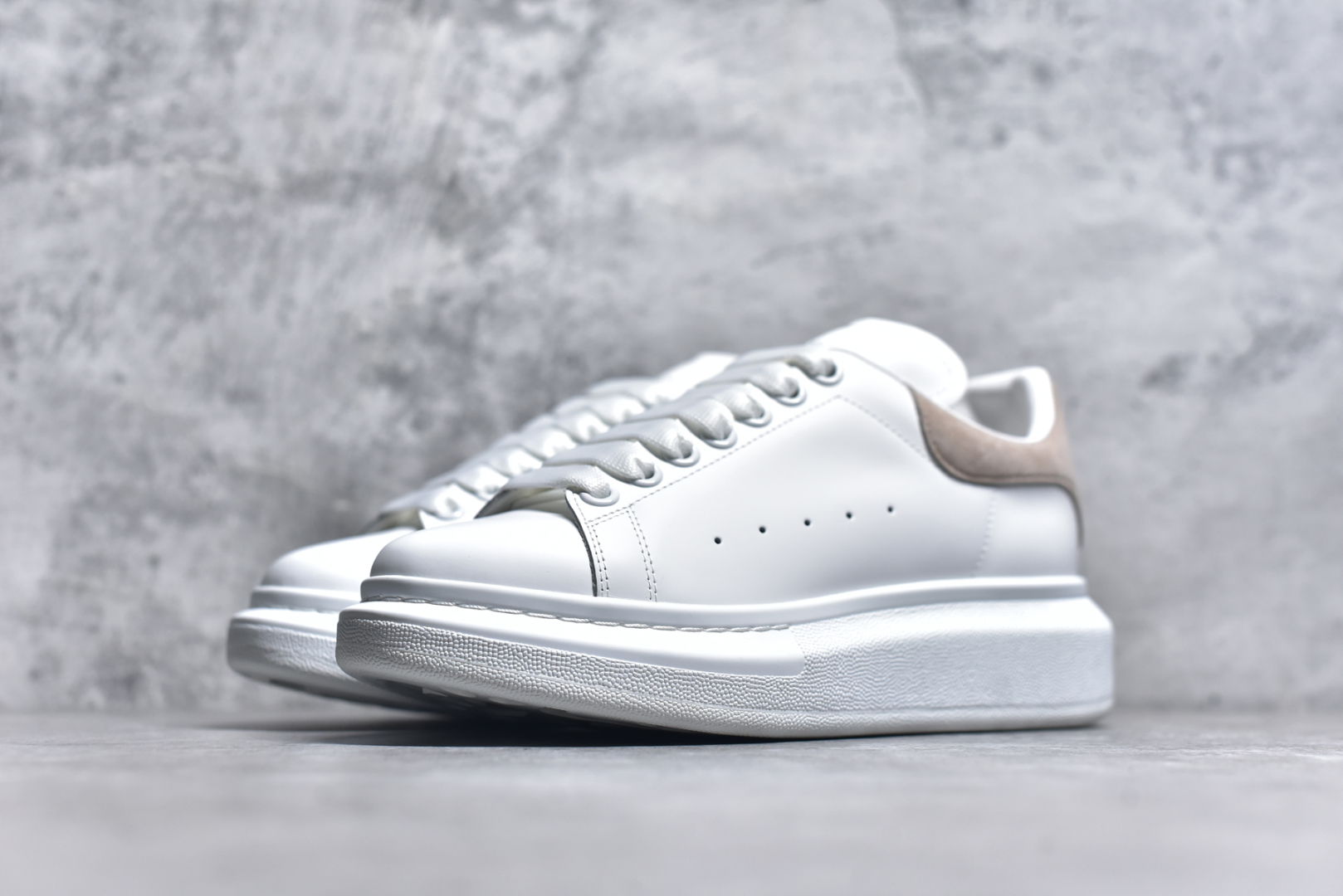 图片[2]-#Alexander McQueen/亚历山大麦昆 经典松糕鞋厚底增高小白鞋 全套原版包装 配件齐全 官方一致 凹凸定制正品原盒包装 定制蓝色得物纸盒外包装加固 增高效果7CM 最经典简约百搭的小白鞋没有之一 官方2025版最新细节 意大利进口原厂开边珠抗裂头层牛皮 表层面皮带凸起不规则小漆点 升级进口牛皮内里加PU鞋垫 区别市面旧版国产丝光绸鞋面加小羊皮内里 成本单价回弹度性耐磨性不在一个级别 E厂钢印烫金中底版细节 注意此代工厂出品没有带固特异钉子 最完美的增高百搭小白鞋 尺码：35 36 37 38 39 40 41 42 43 44-选品中心
