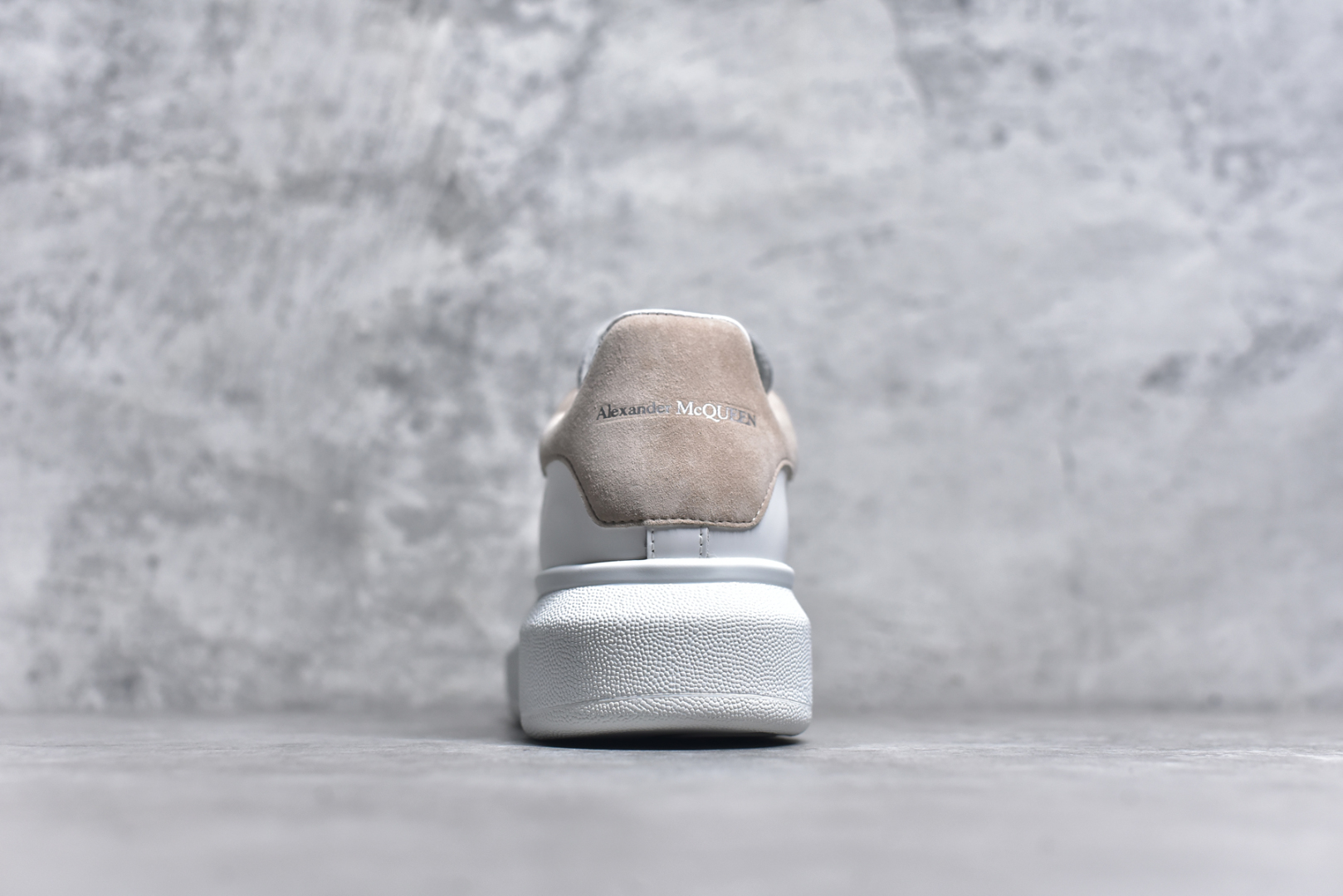图片[5]-#Alexander McQueen/亚历山大麦昆 经典松糕鞋厚底增高小白鞋 全套原版包装 配件齐全 官方一致 凹凸定制正品原盒包装 定制蓝色得物纸盒外包装加固 增高效果7CM 最经典简约百搭的小白鞋没有之一 官方2025版最新细节 意大利进口原厂开边珠抗裂头层牛皮 表层面皮带凸起不规则小漆点 升级进口牛皮内里加PU鞋垫 区别市面旧版国产丝光绸鞋面加小羊皮内里 成本单价回弹度性耐磨性不在一个级别 E厂钢印烫金中底版细节 注意此代工厂出品没有带固特异钉子 最完美的增高百搭小白鞋 尺码：35 36 37 38 39 40 41 42 43 44-选品中心