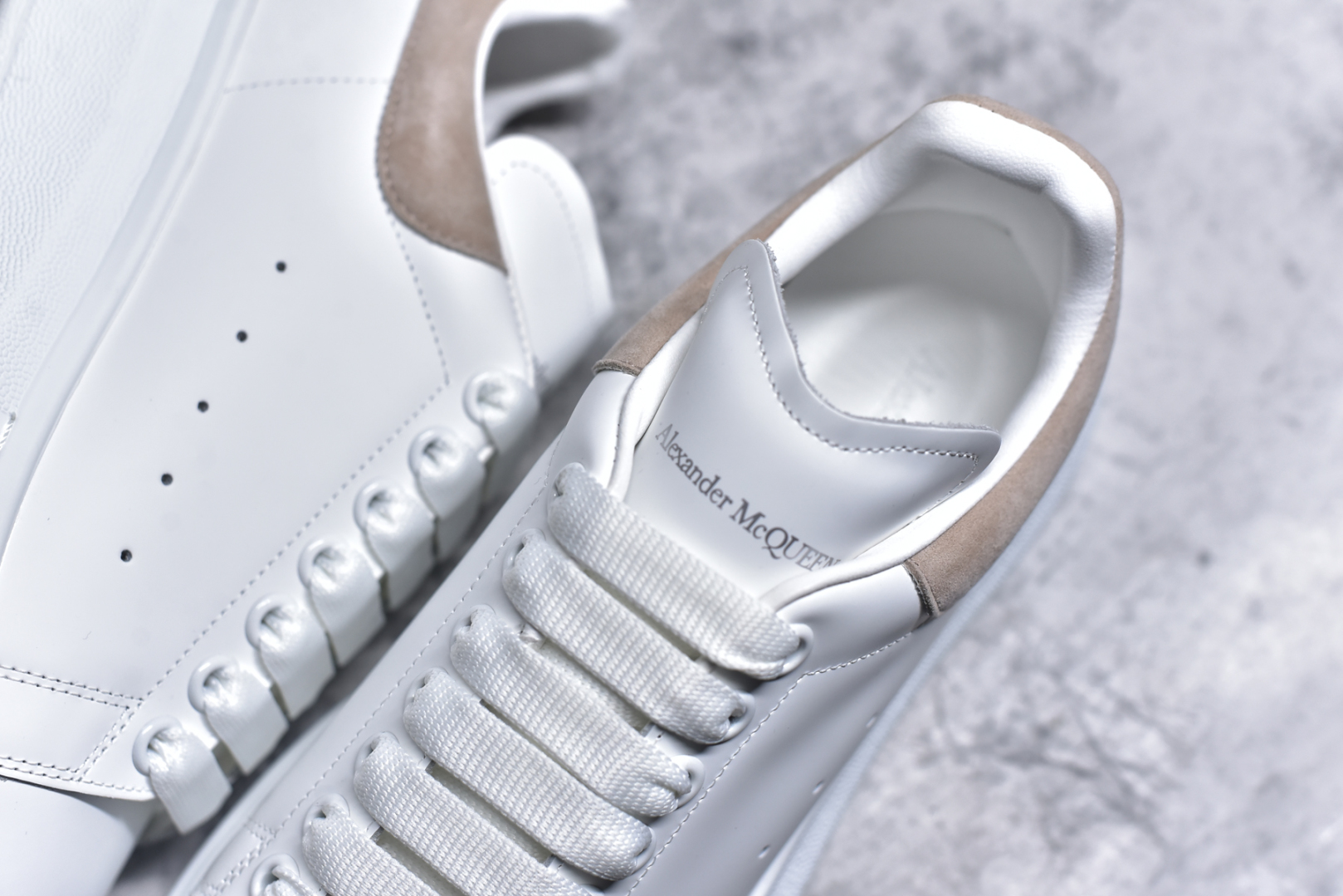 图片[9]-#Alexander McQueen/亚历山大麦昆 经典松糕鞋厚底增高小白鞋 全套原版包装 配件齐全 官方一致 凹凸定制正品原盒包装 定制蓝色得物纸盒外包装加固 增高效果7CM 最经典简约百搭的小白鞋没有之一 官方2025版最新细节 意大利进口原厂开边珠抗裂头层牛皮 表层面皮带凸起不规则小漆点 升级进口牛皮内里加PU鞋垫 区别市面旧版国产丝光绸鞋面加小羊皮内里 成本单价回弹度性耐磨性不在一个级别 E厂钢印烫金中底版细节 注意此代工厂出品没有带固特异钉子 最完美的增高百搭小白鞋 尺码：35 36 37 38 39 40 41 42 43 44-选品中心