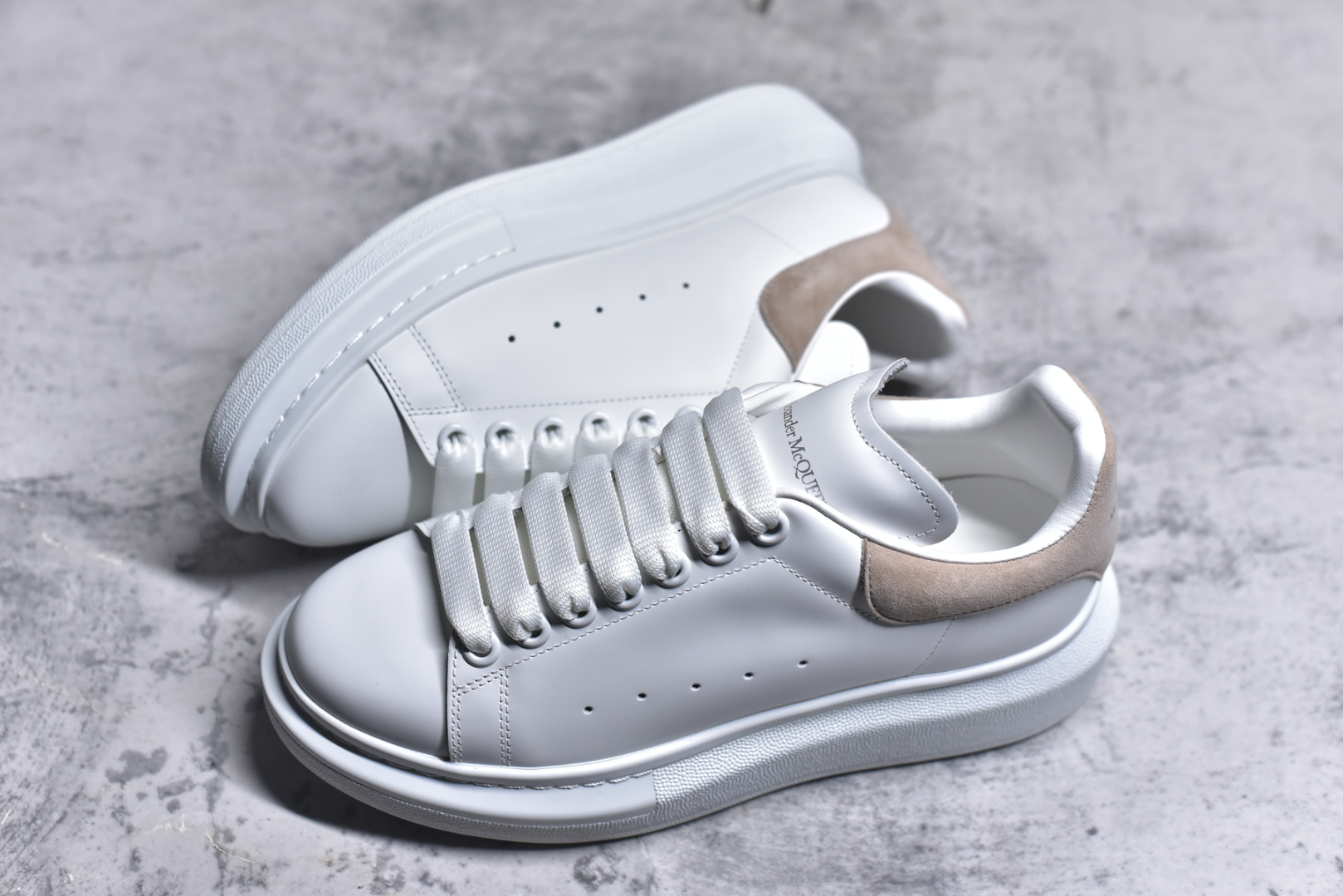 图片[7]-#Alexander McQueen/亚历山大麦昆 经典松糕鞋厚底增高小白鞋 全套原版包装 配件齐全 官方一致 凹凸定制正品原盒包装 定制蓝色得物纸盒外包装加固 增高效果7CM 最经典简约百搭的小白鞋没有之一 官方2025版最新细节 意大利进口原厂开边珠抗裂头层牛皮 表层面皮带凸起不规则小漆点 升级进口牛皮内里加PU鞋垫 区别市面旧版国产丝光绸鞋面加小羊皮内里 成本单价回弹度性耐磨性不在一个级别 E厂钢印烫金中底版细节 注意此代工厂出品没有带固特异钉子 最完美的增高百搭小白鞋 尺码：35 36 37 38 39 40 41 42 43 44-选品中心