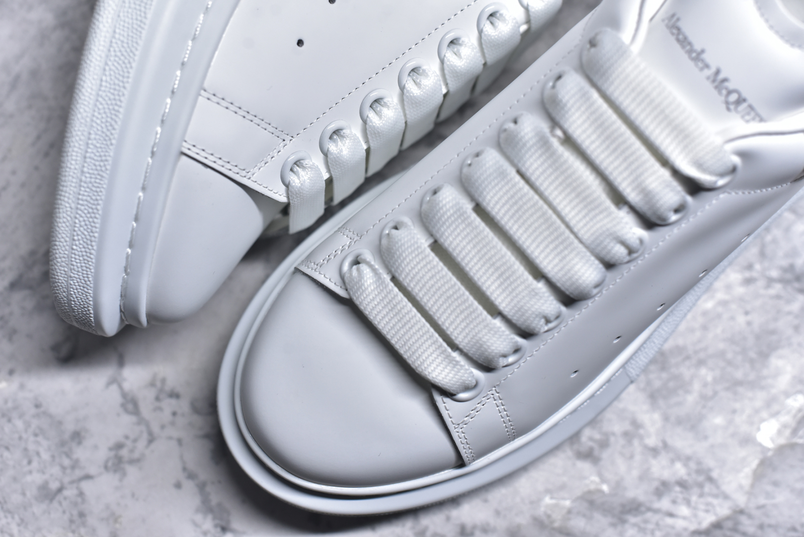 图片[8]-#Alexander McQueen/亚历山大麦昆 经典松糕鞋厚底增高小白鞋 全套原版包装 配件齐全 官方一致 凹凸定制正品原盒包装 定制蓝色得物纸盒外包装加固 增高效果7CM 最经典简约百搭的小白鞋没有之一 官方2025版最新细节 意大利进口原厂开边珠抗裂头层牛皮 表层面皮带凸起不规则小漆点 升级进口牛皮内里加PU鞋垫 区别市面旧版国产丝光绸鞋面加小羊皮内里 成本单价回弹度性耐磨性不在一个级别 E厂钢印烫金中底版细节 注意此代工厂出品没有带固特异钉子 最完美的增高百搭小白鞋 尺码：35 36 37 38 39 40 41 42 43 44-选品中心
