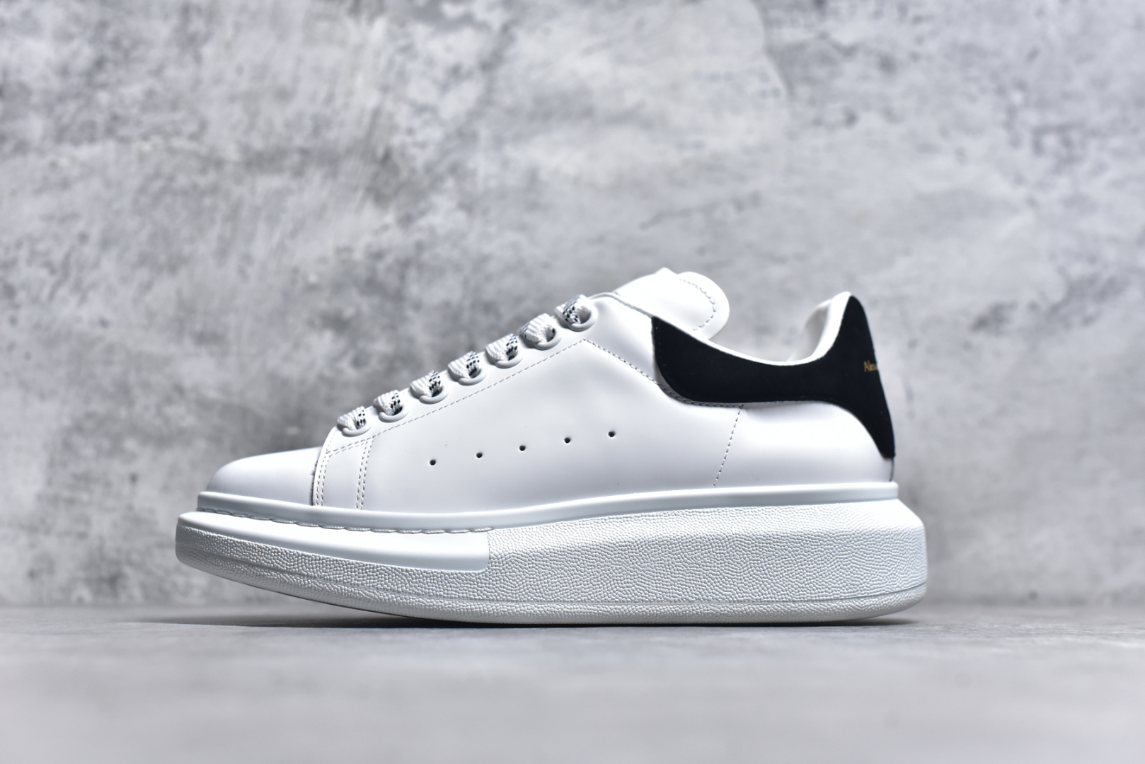#Alexander McQueen/亚历山大麦昆 经典松糕鞋厚底增高小白鞋 全套原版包装 配件齐全 官方一致 凹凸定制正品原盒包装 定制蓝色得物纸盒外包装加固 增高效果7CM 最经典简约百搭的小白鞋没有之一 官方2025版最新细节 意大利进口原厂开边珠抗裂头层牛皮 表层面皮带凸起不规则小漆点 升级进口牛皮内里加PU鞋垫 区别市面旧版国产丝光绸鞋面加小羊皮内里 成本单价回弹度性耐磨性不在一个级别 E厂钢印烫金中底版细节 注意此代工厂出品没有带固特异钉子 最完美的增高百搭小白鞋 尺码：35 36 37 38 39 40 41 42 43 44-选品中心