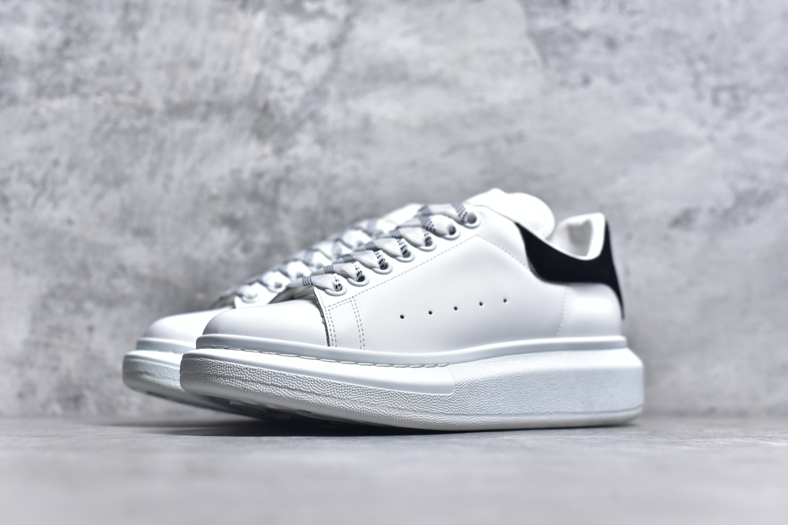 图片[2]-#Alexander McQueen/亚历山大麦昆 经典松糕鞋厚底增高小白鞋 全套原版包装 配件齐全 官方一致 凹凸定制正品原盒包装 定制蓝色得物纸盒外包装加固 增高效果7CM 最经典简约百搭的小白鞋没有之一 官方2025版最新细节 意大利进口原厂开边珠抗裂头层牛皮 表层面皮带凸起不规则小漆点 升级进口牛皮内里加PU鞋垫 区别市面旧版国产丝光绸鞋面加小羊皮内里 成本单价回弹度性耐磨性不在一个级别 E厂钢印烫金中底版细节 注意此代工厂出品没有带固特异钉子 最完美的增高百搭小白鞋 尺码：35 36 37 38 39 40 41 42 43 44-选品中心